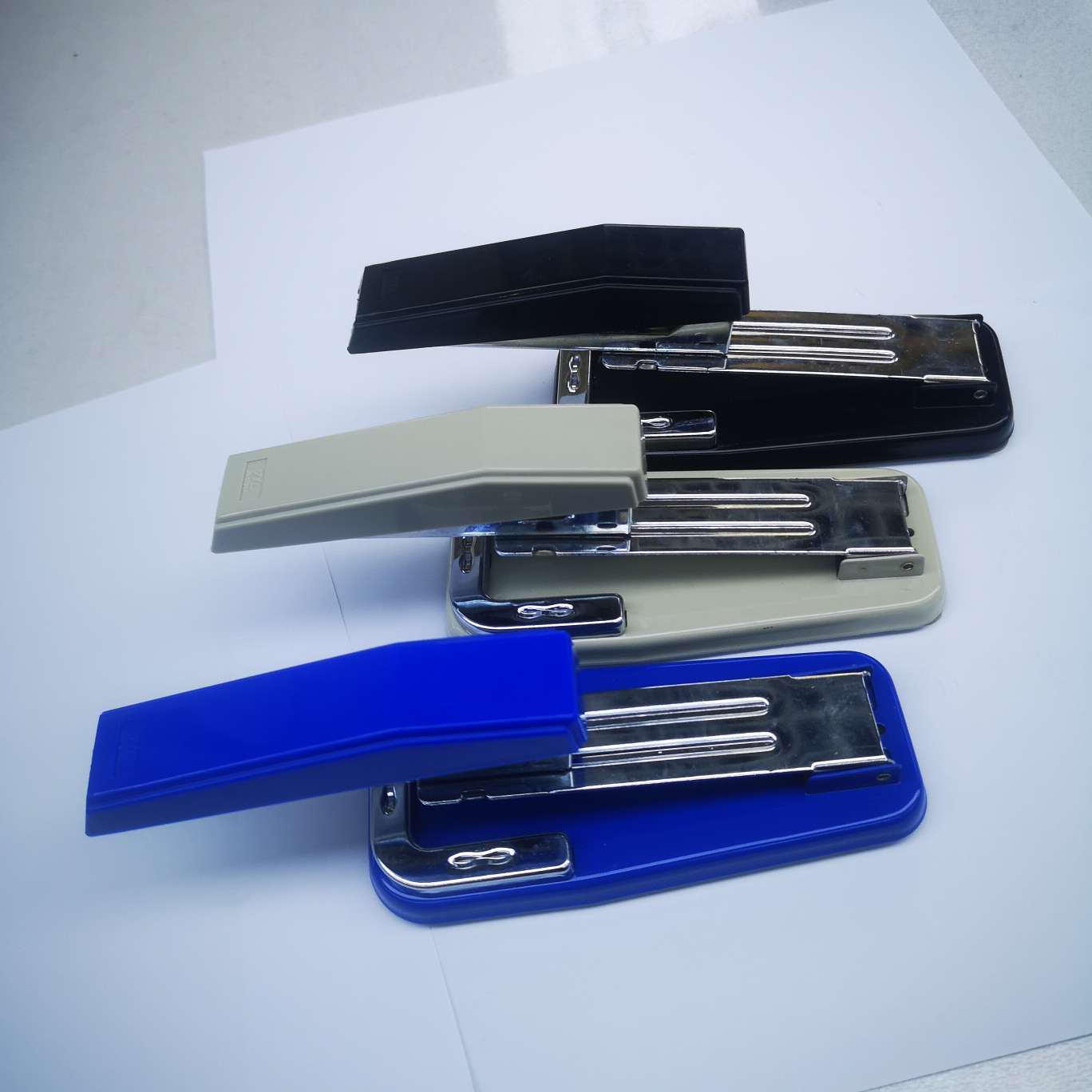 js1208a订书机，360℃旋转，一件72个，混色，24/6钉子，可定纸张20-30张，产品尺寸13.8*6*6.5白底实物图