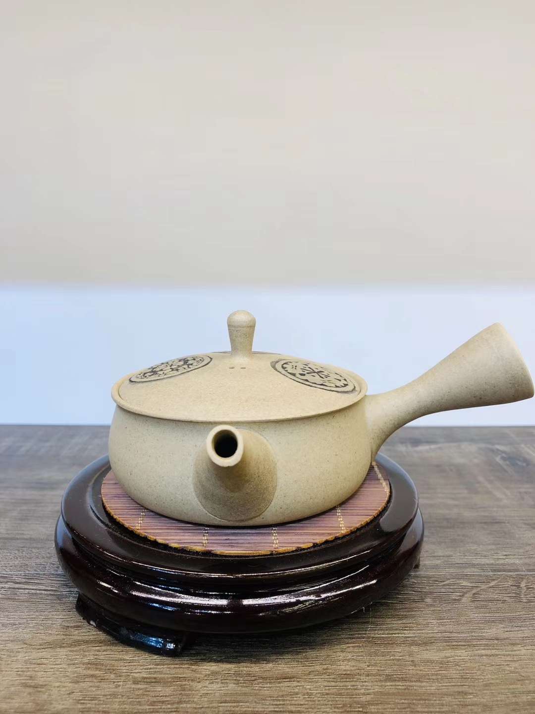 【白泥烧缔雕刻切立丸纹】——梅原功吏造
壶的实际重量请咨询详情图10