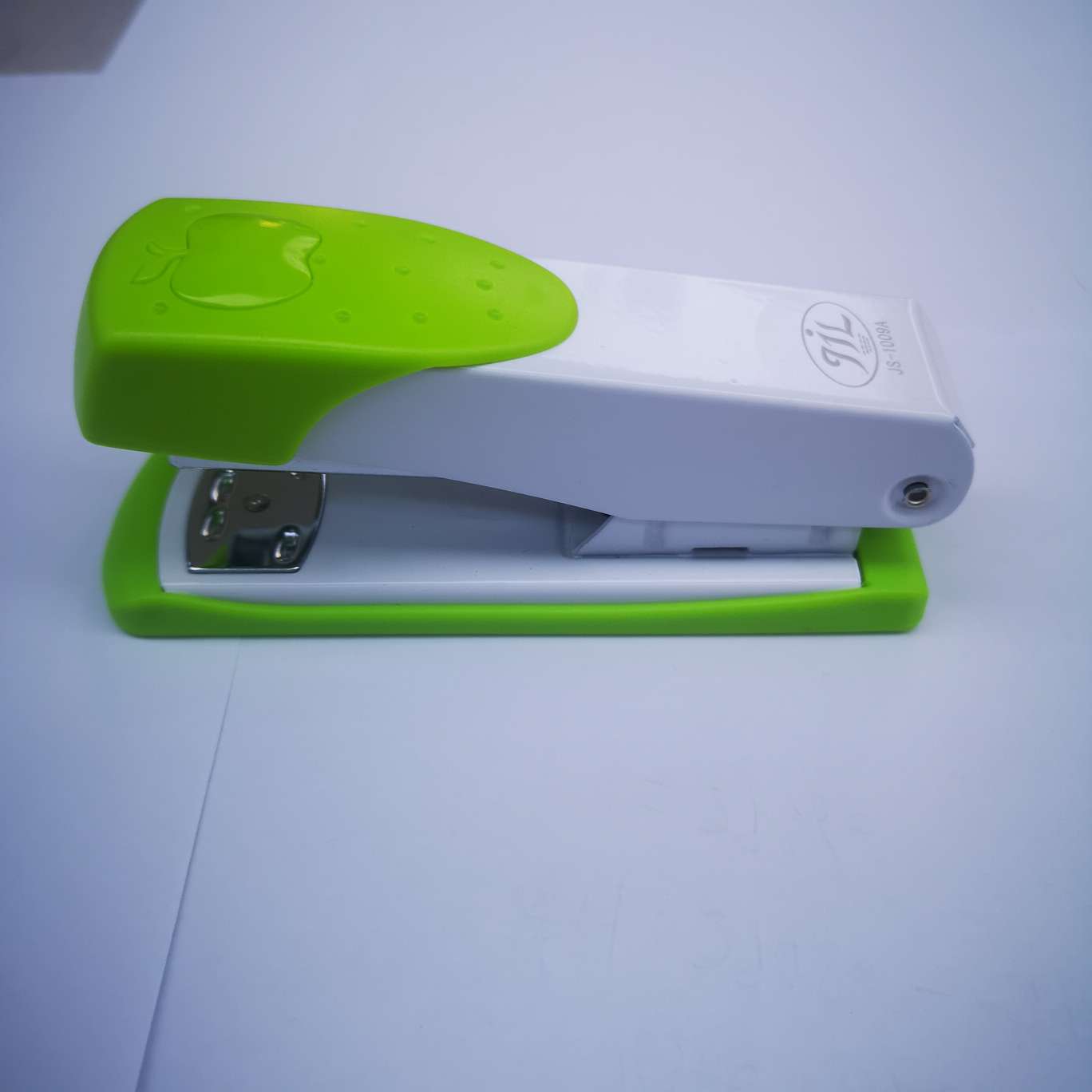 JS1009A stapler, 120 pieces per piece, mixed color, suitable for 24/6 uniform stapling, can sew 20-30 pages of paper, product size 12.2*3.5*5 Specification image