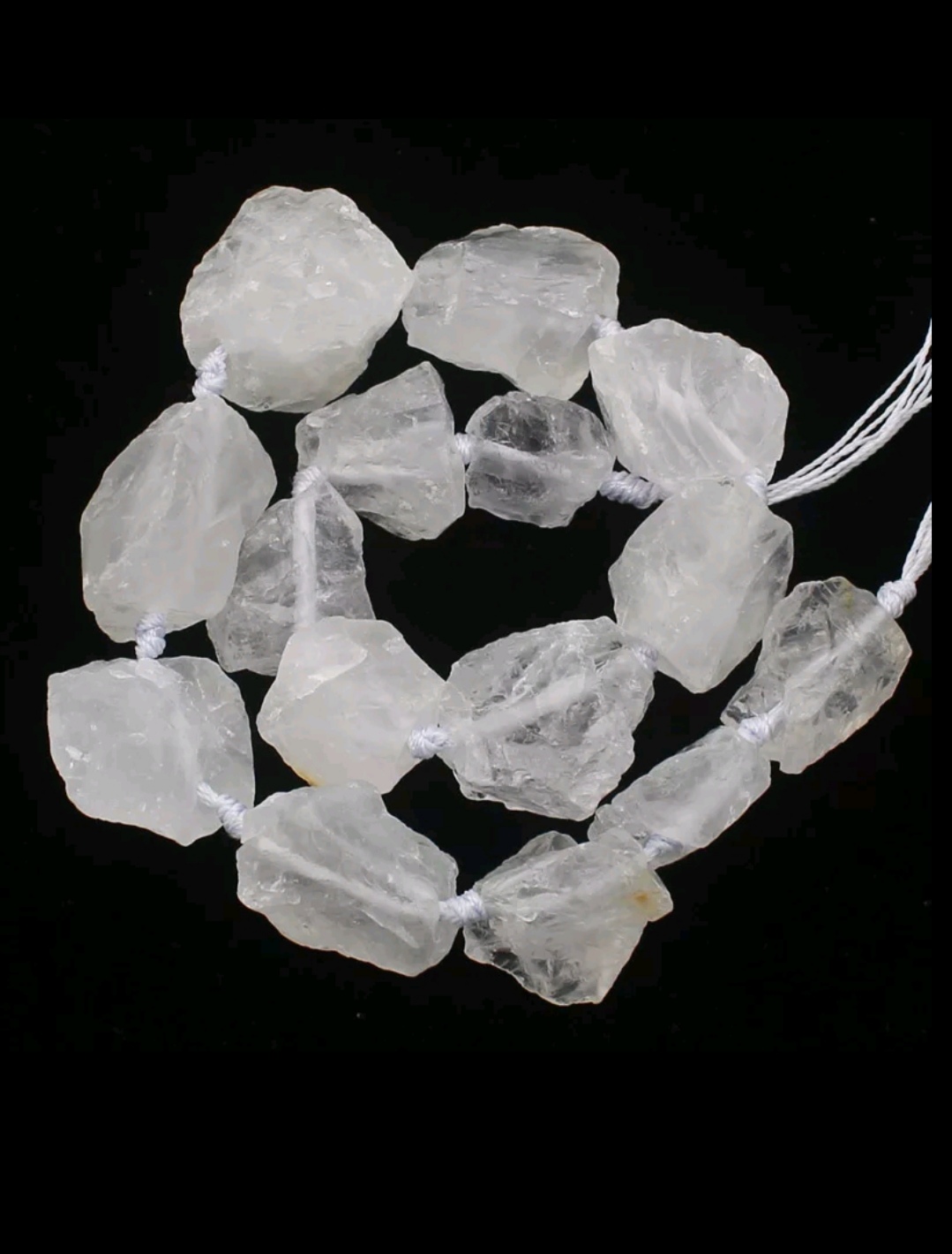 Natural gemstone agate is the material for a shaped necklace and knotting bracelet Application Scenario