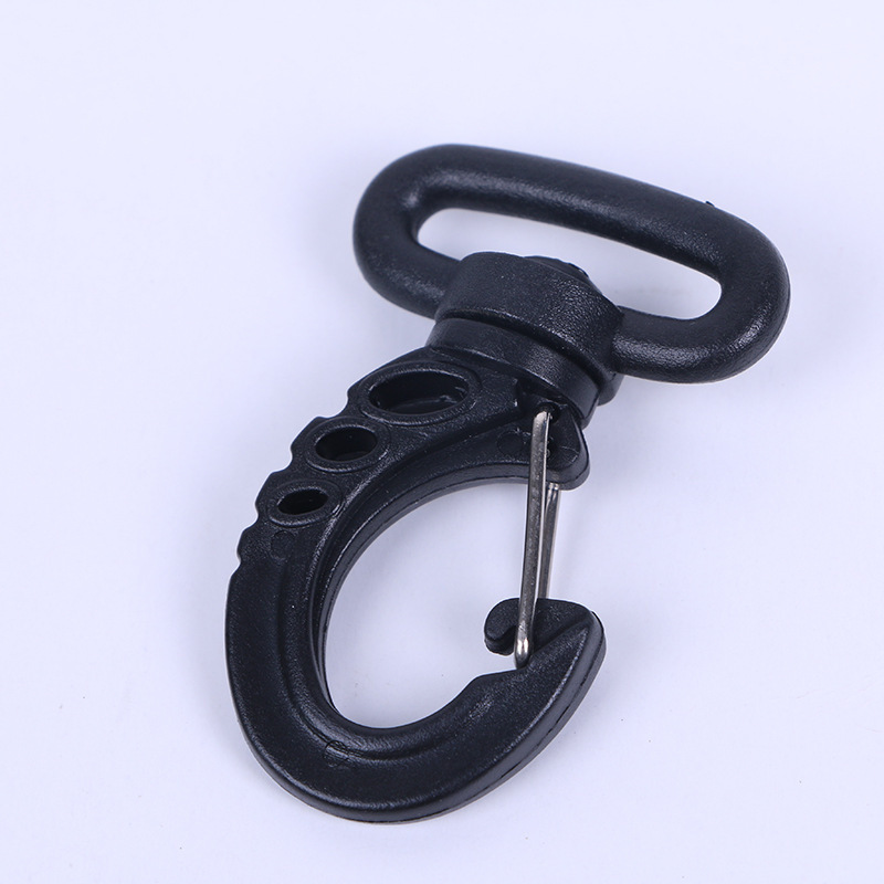 Factory plastic luggage accessories, eco-friendly rotary hooks, hooks for backpacks, dog buckles, hook buckles, direct sales of plastic hooks and buckles in stock Application Scenario