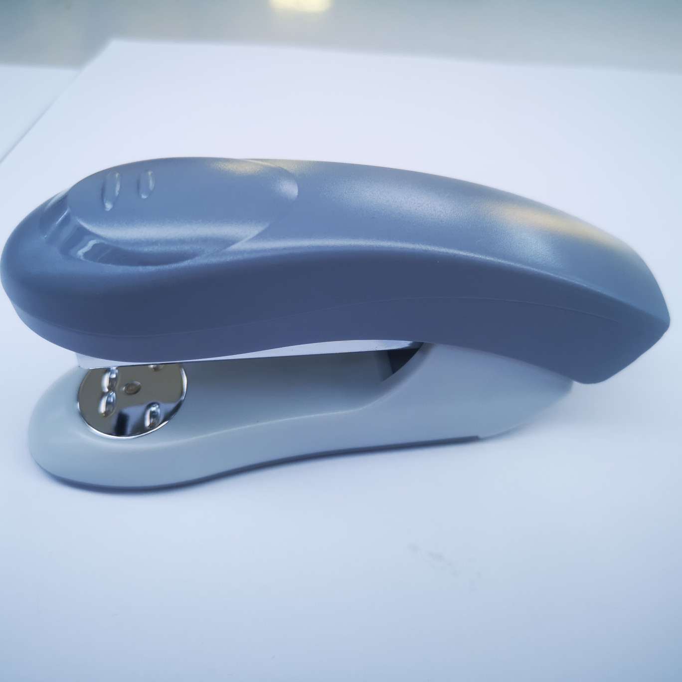 益智王604订书机，适用于24/6针，可定纸张20-30页，一件72个，每件混色产品图