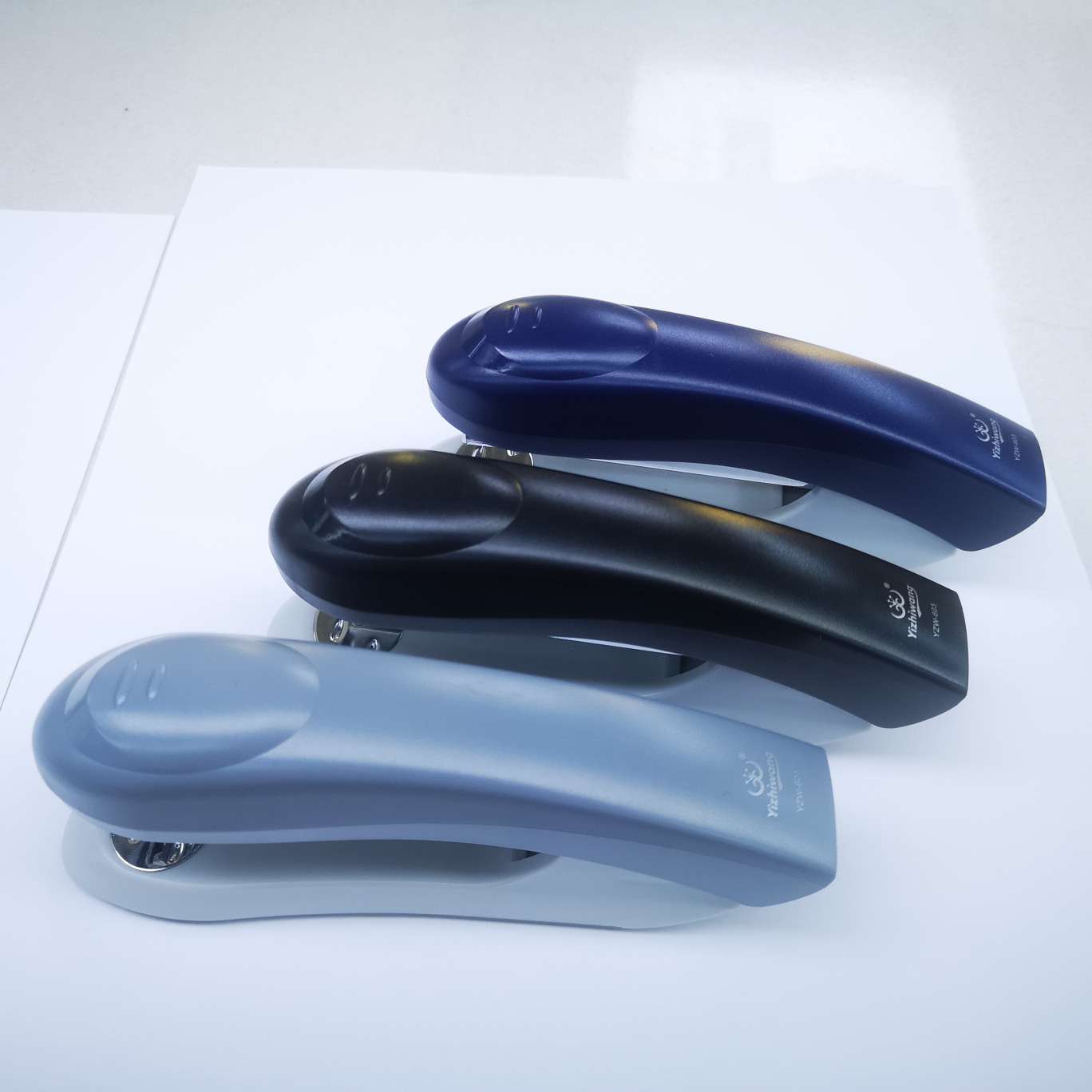 The Yizhi King 603 stapler is suitable for 24/6 uniform stitches. It comes in 72 pieces per piece and is available in black, blue and gray. It can stitch 20 to 30 pages of paper.