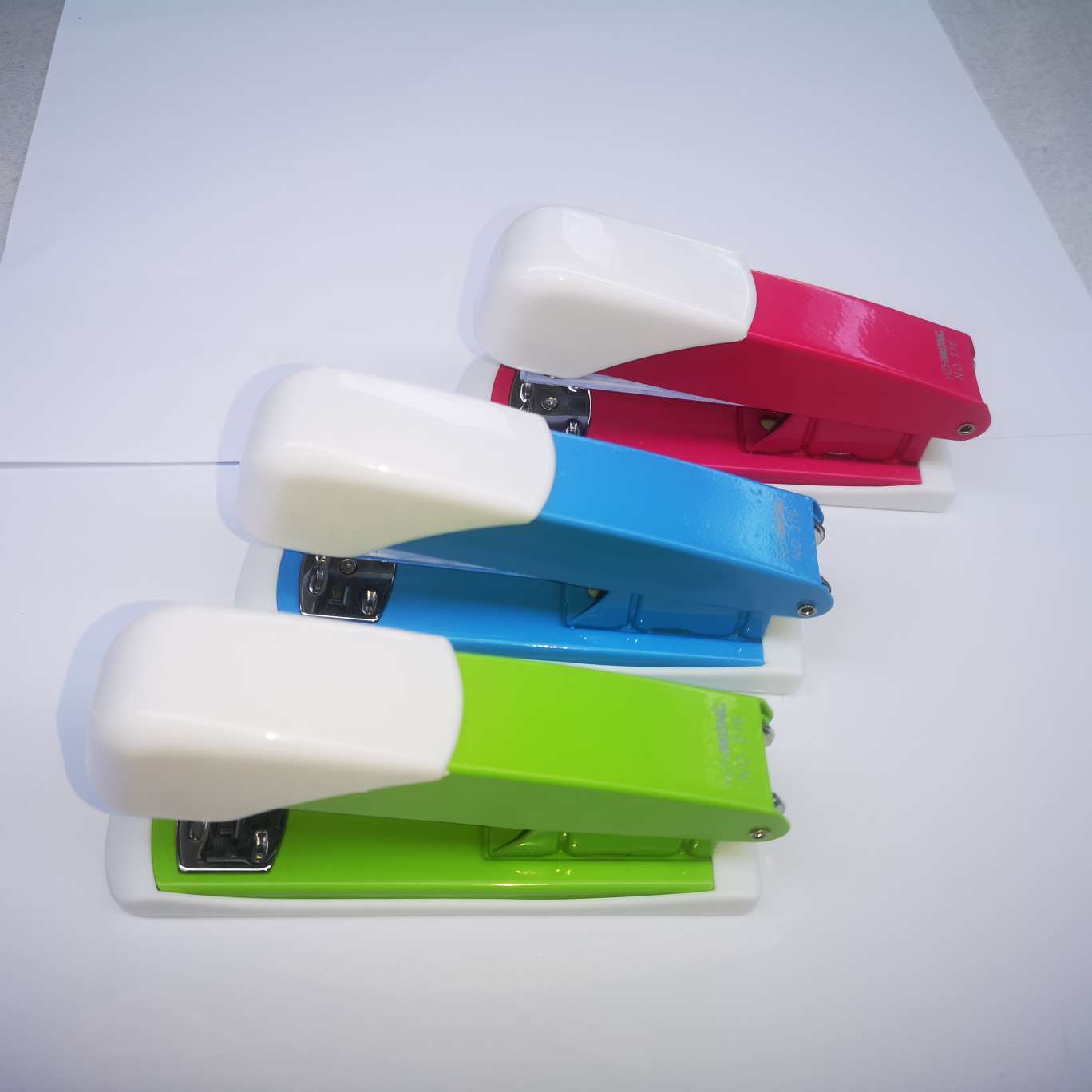 The Yizhiwang 316 stapler is suitable for uniform needles. It can accommodate 96 pieces per piece and can fix 20 to 30 pages of paper.