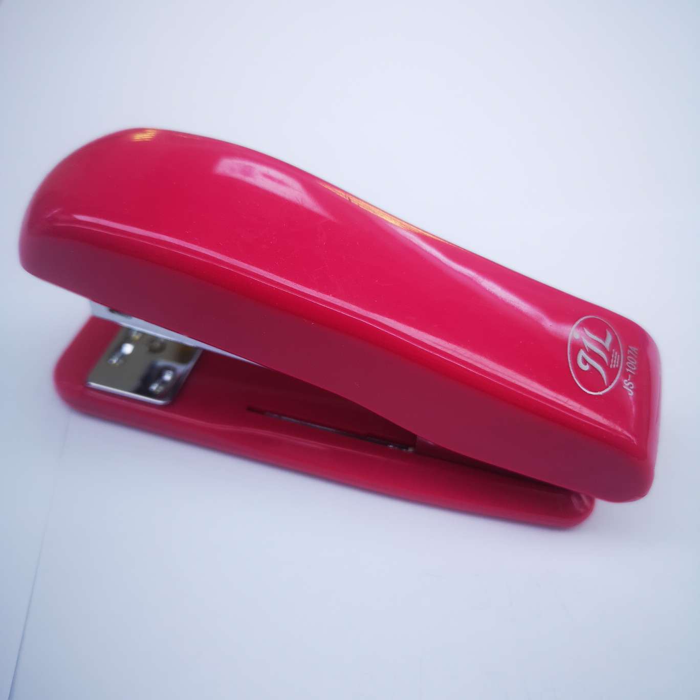 JS1007A stapler, 120 pieces per piece, mixed color, suitable for 24/6 uniform needles, can fix 20-30 pages of paper. The product size is 11.5*3*5.3 Application Scenario