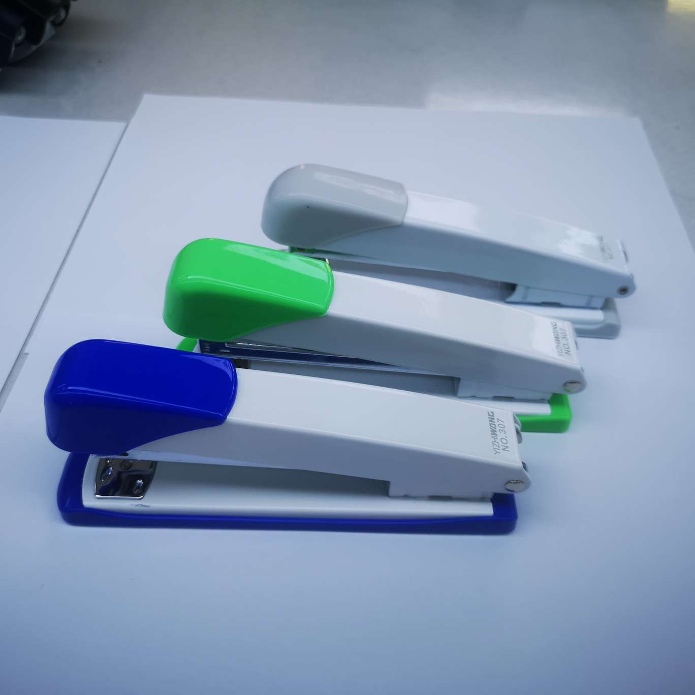 The Yizhiwang A307 stapler is suitable for 24/6 uniform stitches, with 72 pieces per piece and mixed colors for each piece. It can stitch 20 to 30 pages of paper. Item Picture