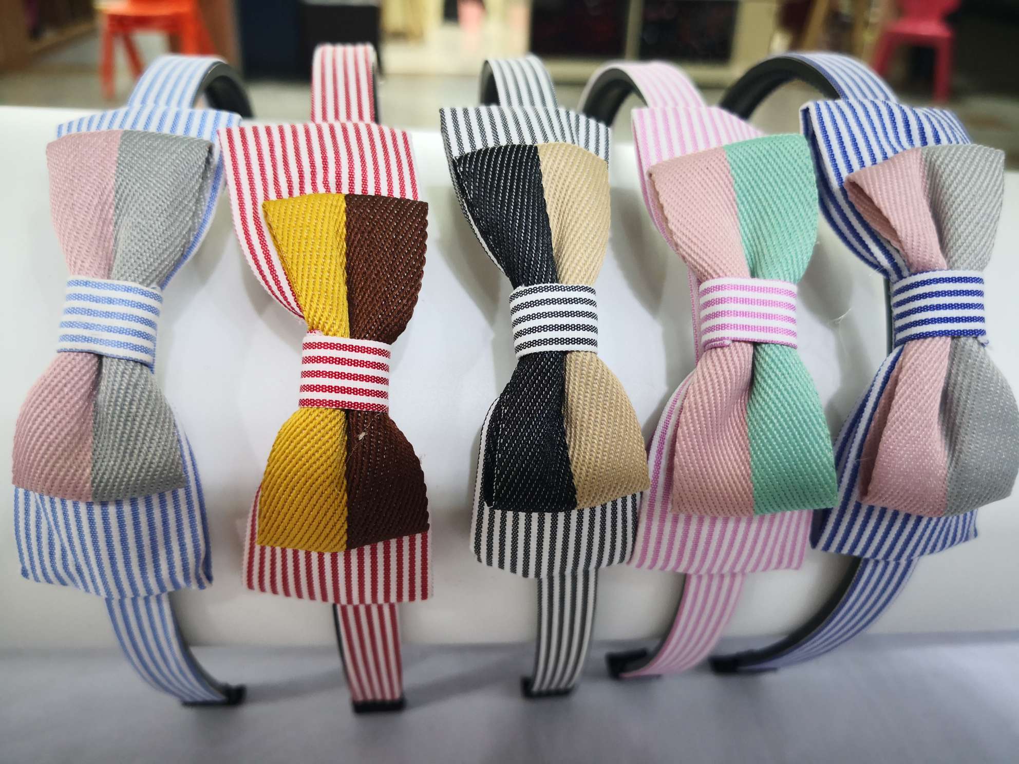 Two-color striped upper and lower knot