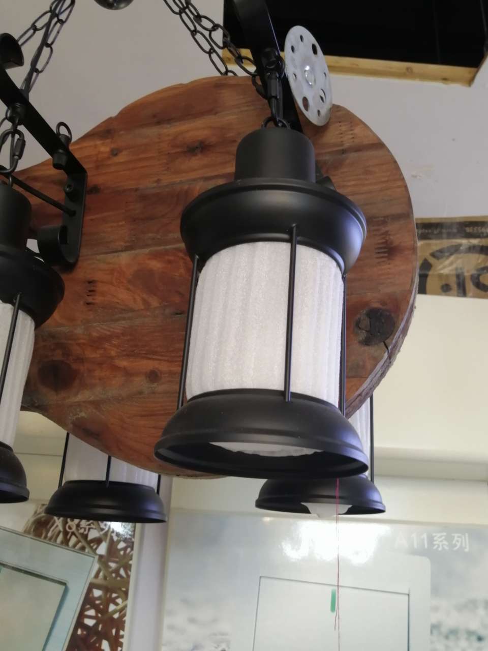 Selected best-selling modern guitar-shaped chandelier 6062/6 Application Scenario