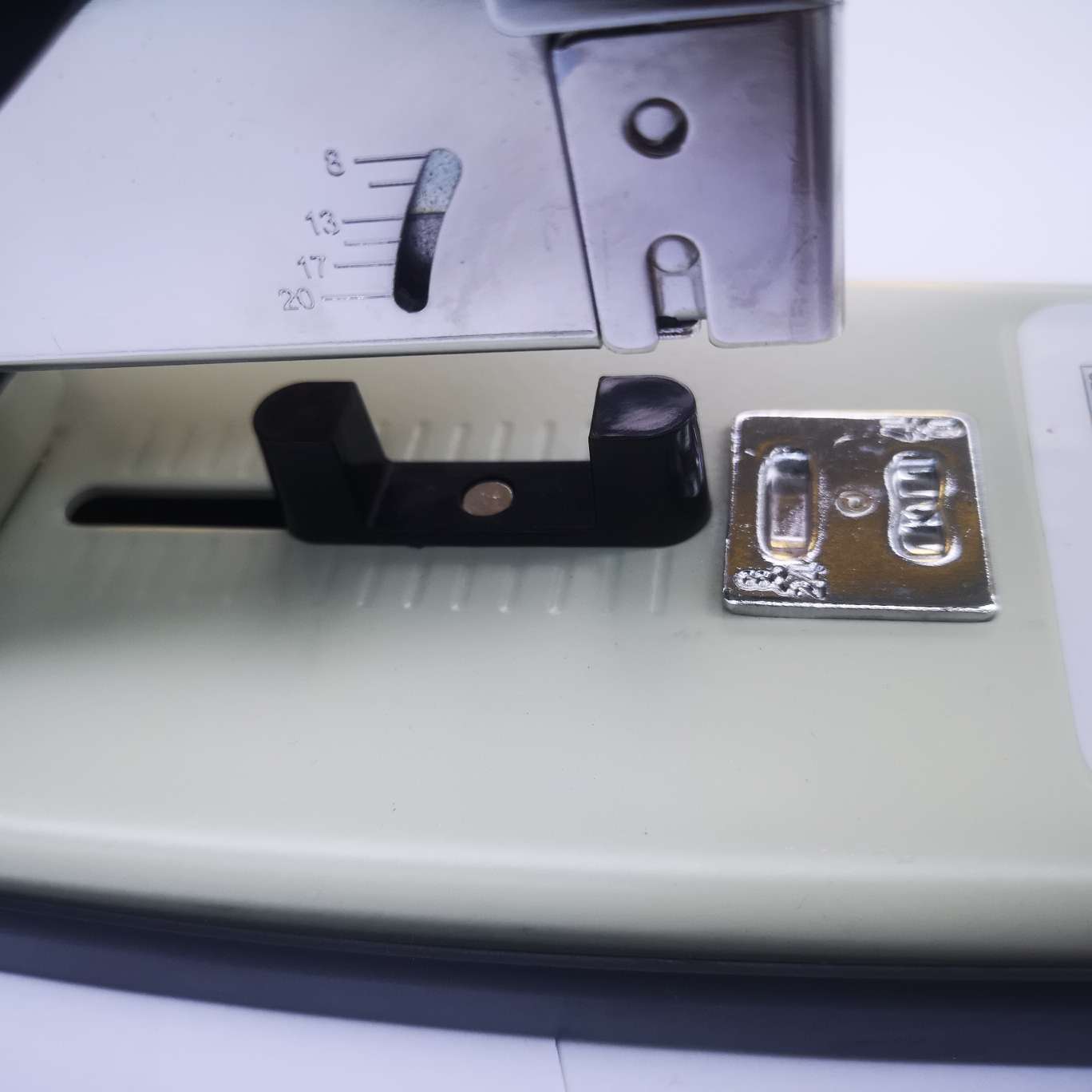 Yizhiwang 7002 heavy-duty machine, capable of customizing 30 to 210 sheets of paper, suitable for 23/6 to 23/24 nails, product size 35.3*9.5*14.5 details Picture