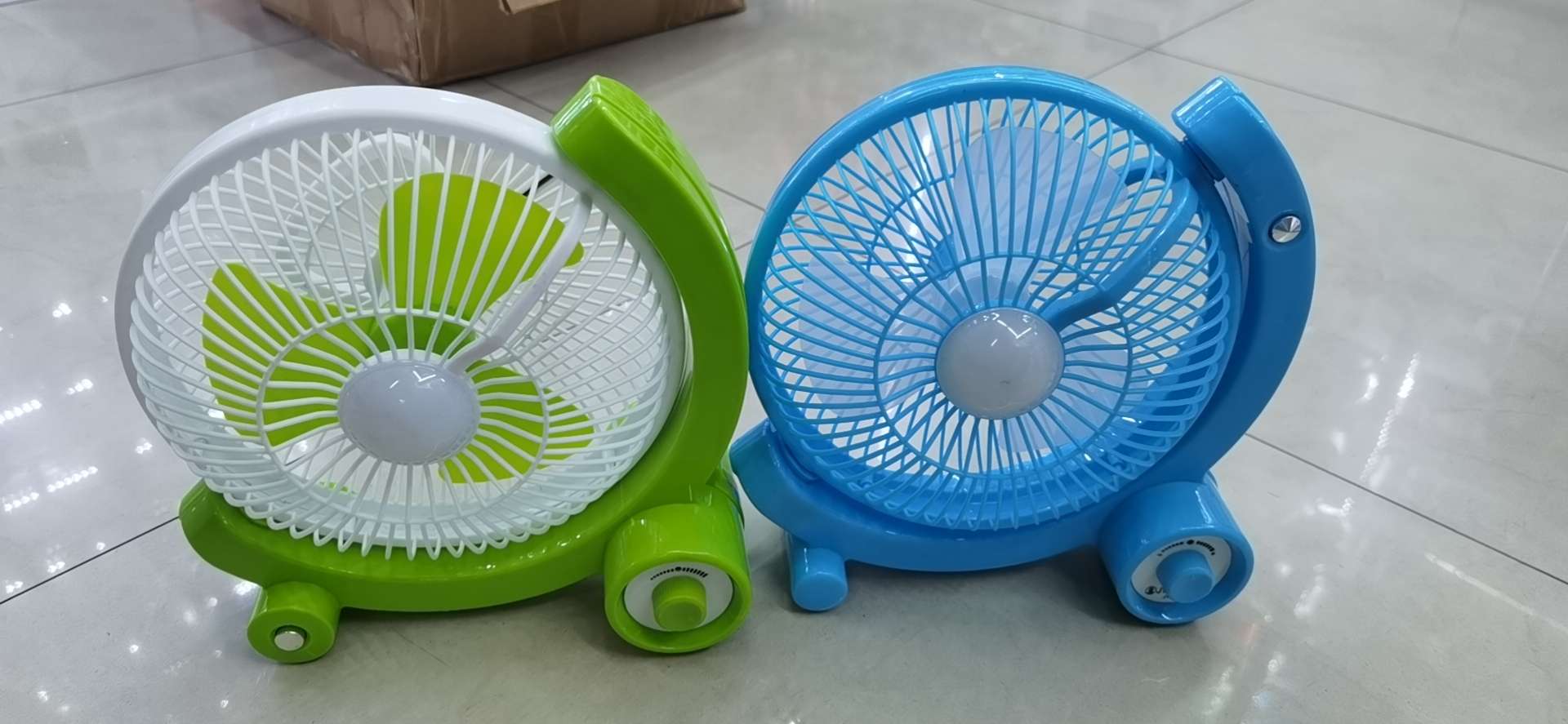 Direct sales from the manufacturer of plug-in desk lamp fans, desktop fans, and household electric fans undefined