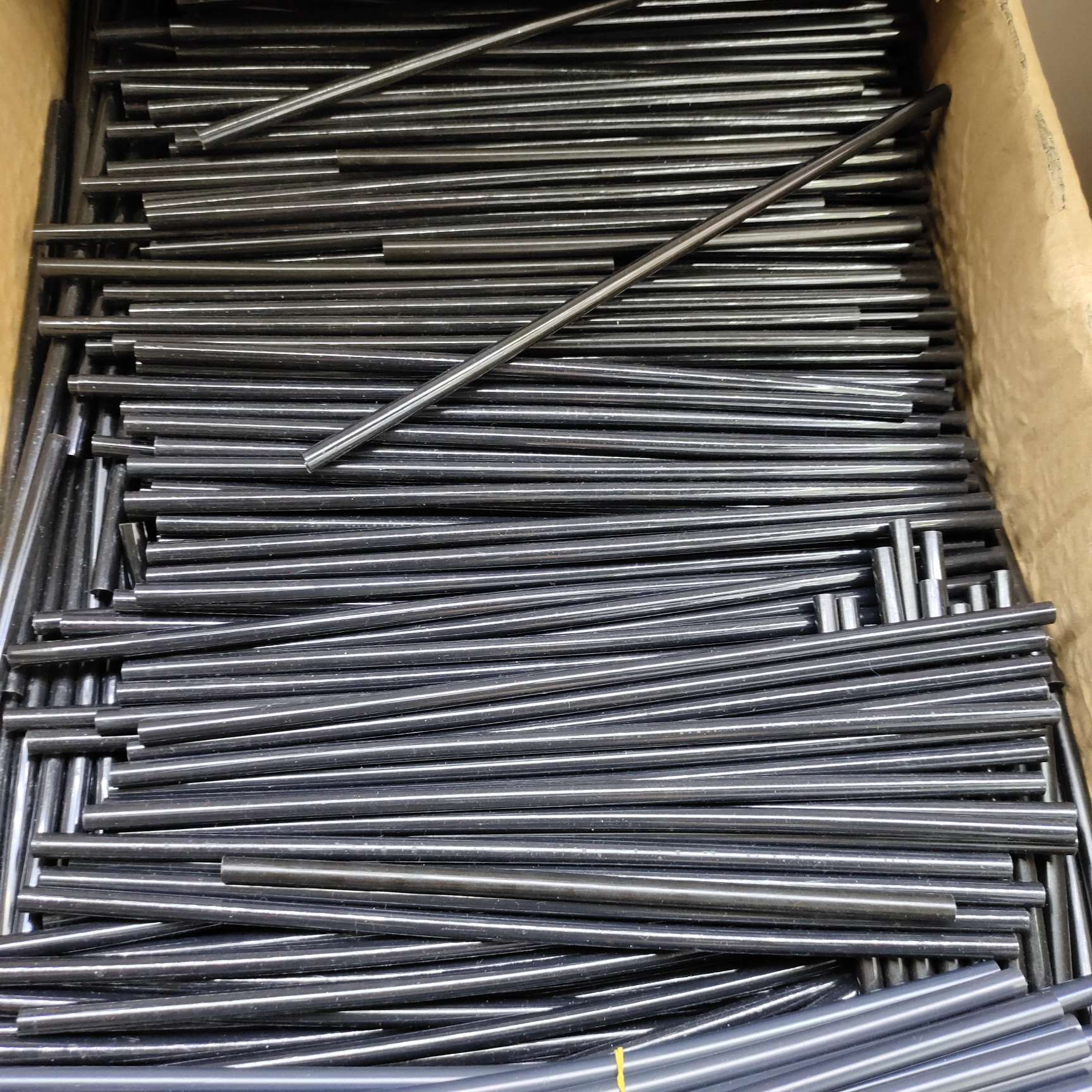 A box of 20 kilograms of black hot melt adhesive sticks, 7mm*270mm, 7mm*190mm, black adhesive strips Application Scenario