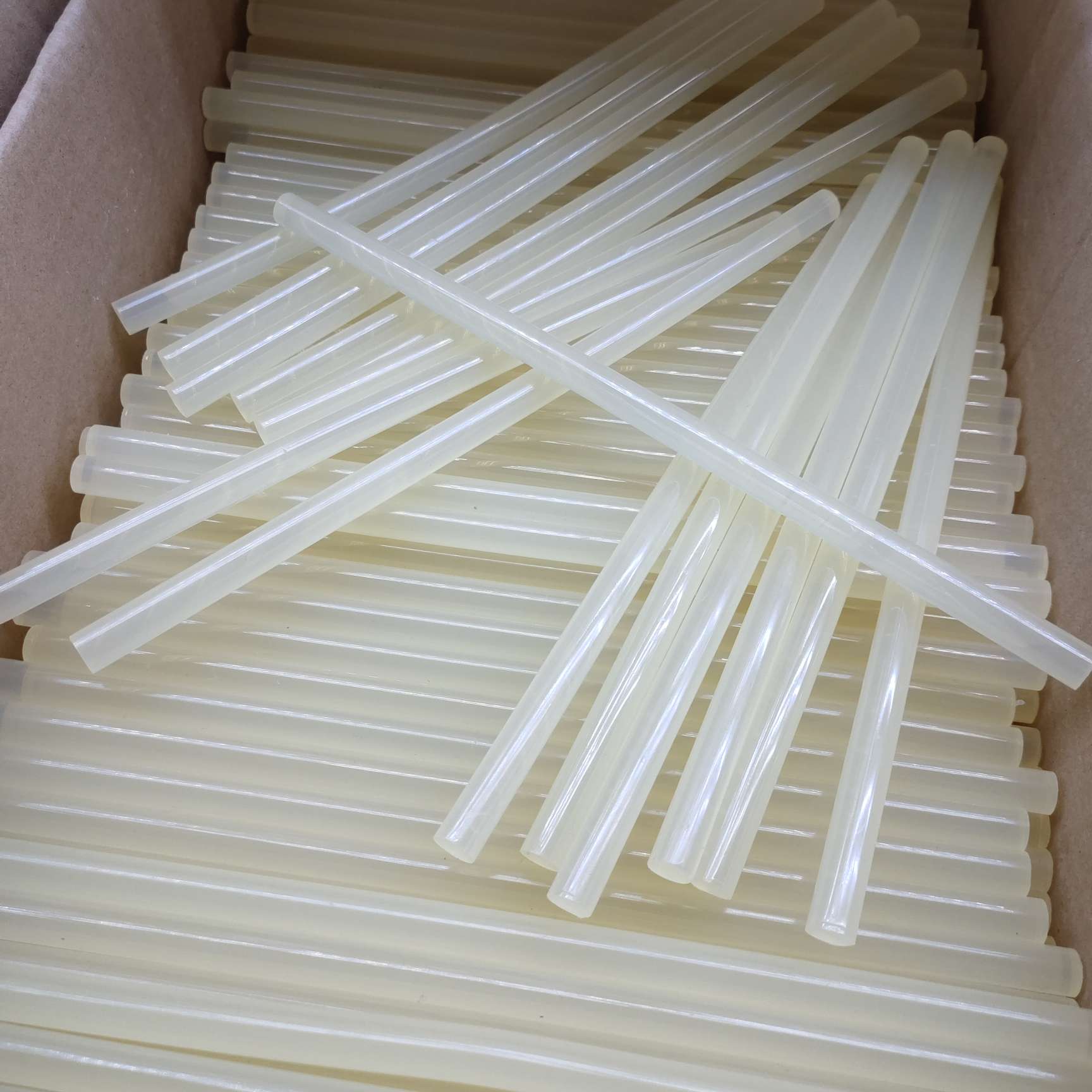 Transparent hot melt adhesive sticks, white adhesive strips, 7mm and 11mm, adhesive strips, glue guns wholesale factory direct sales, available in stock and custom-made. Orders starting from 500 kilograms Application Scenario