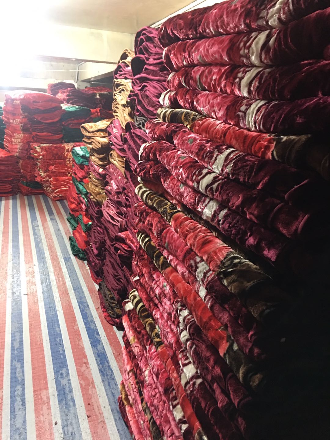 The foreign trade inventory is 4 to 4.5 kilograms of single-layer Raschel embossed blankets details Picture