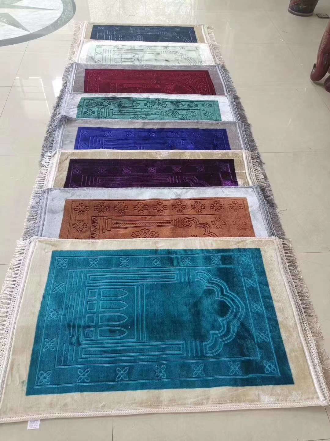 The bedding is a Muslim-patchwork solid-color prayer carpet details Picture
