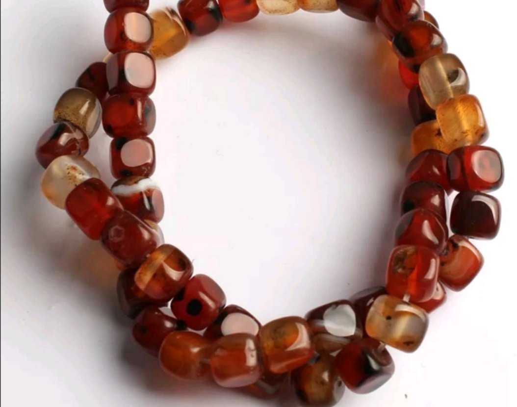 A 15-inch bracelet and necklace made of natural stone dragon-patterned agate cubic interlaced square beads undefined