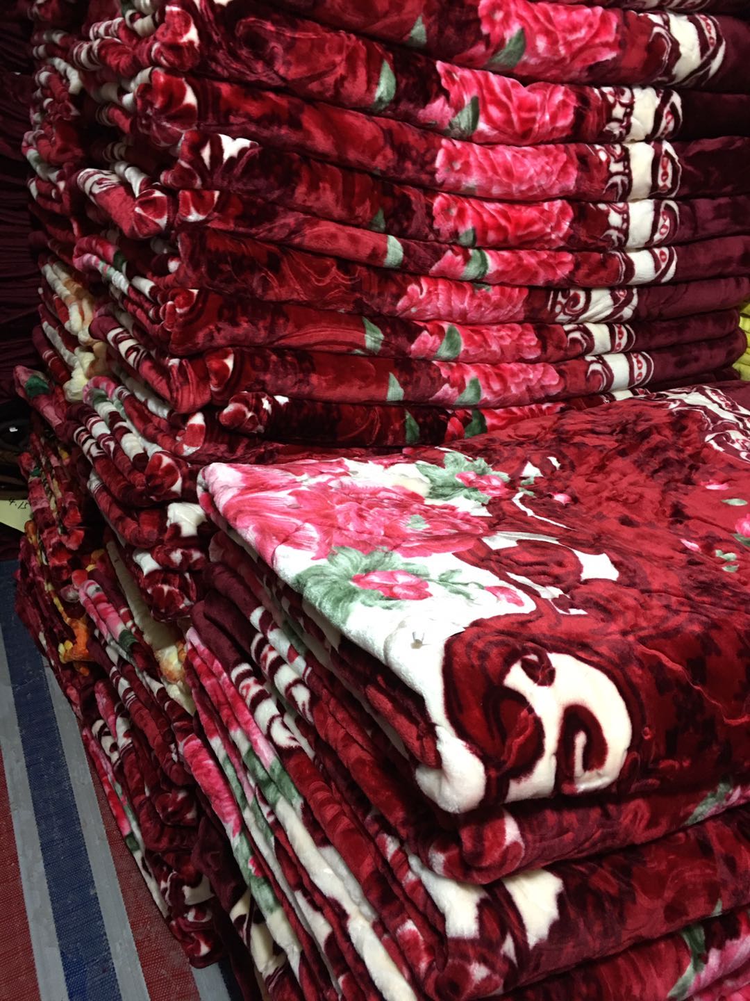 The foreign trade inventory is 4 to 4.5 kilograms of single-layer Raschel embossed blankets undefined