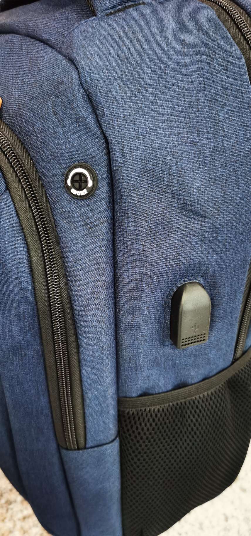 Computer Double Shoulder Bag in professional urban environment