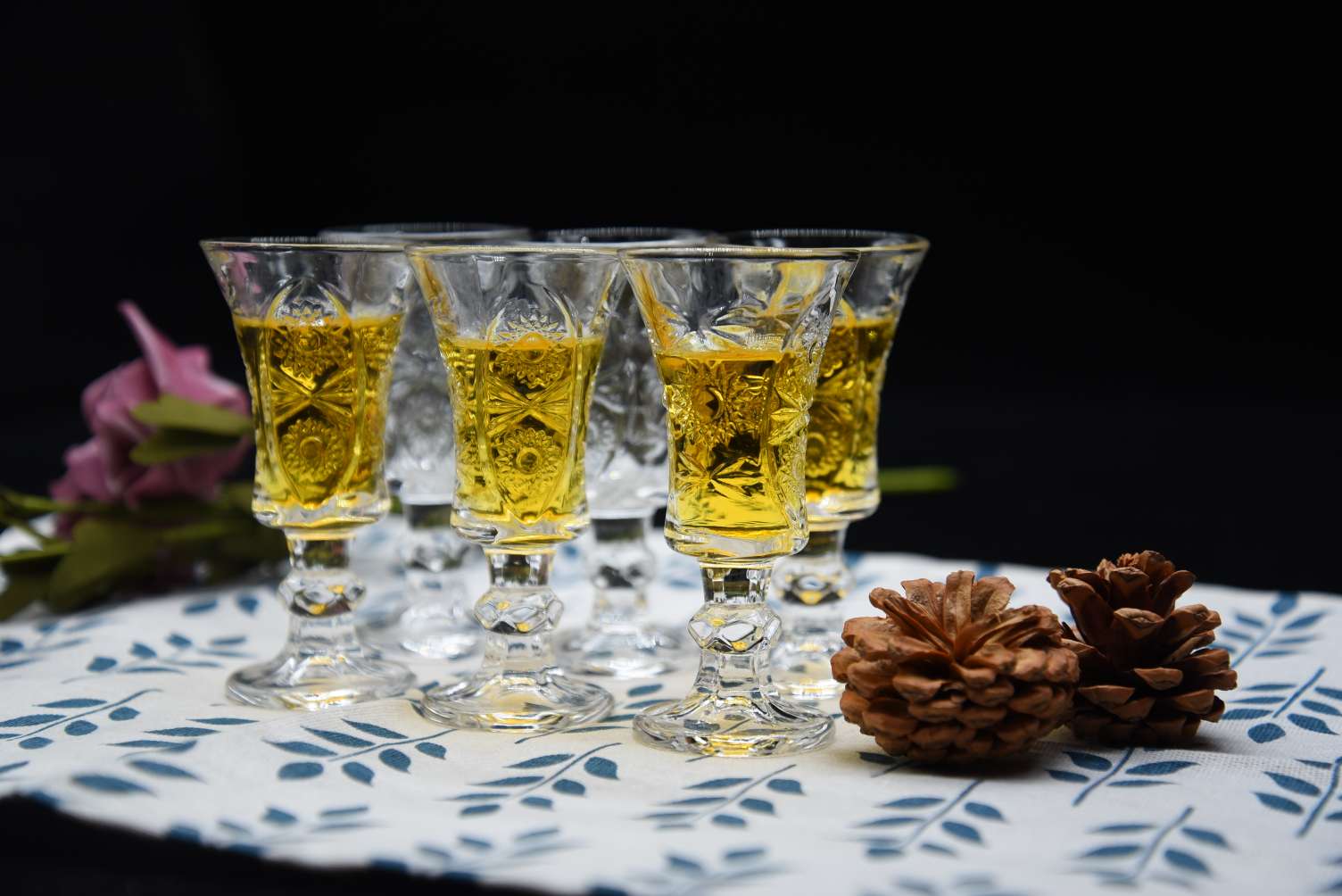 白酒杯玻璃家用创意个性刻花欧式烈酒酒盅高脚洋酒一口杯产品图