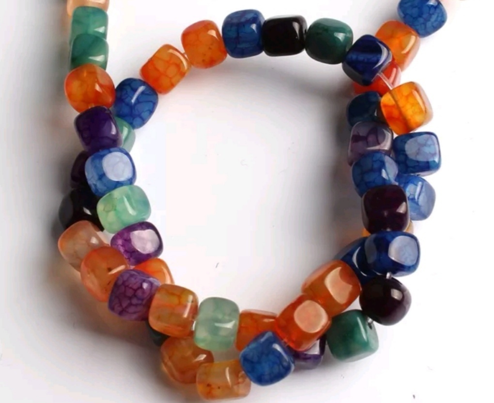 A 15-inch bracelet and necklace made of natural stone dragon-patterned agate cubic interlaced square beads
