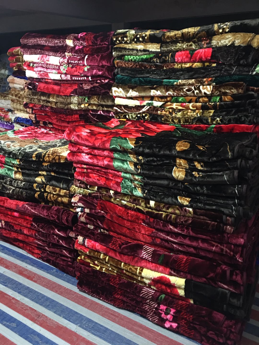 The foreign trade inventory is 4 to 4.5 kilograms of single-layer Raschel embossed blankets undefined