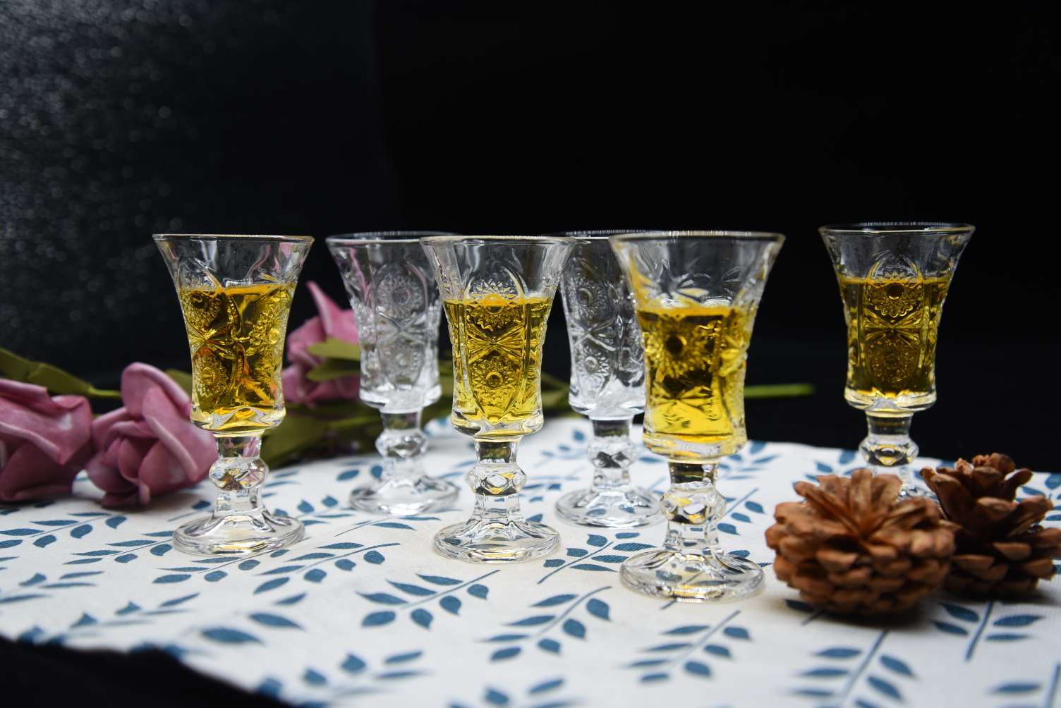 白酒杯玻璃家用创意个性刻花欧式烈酒酒盅高脚洋酒一口杯