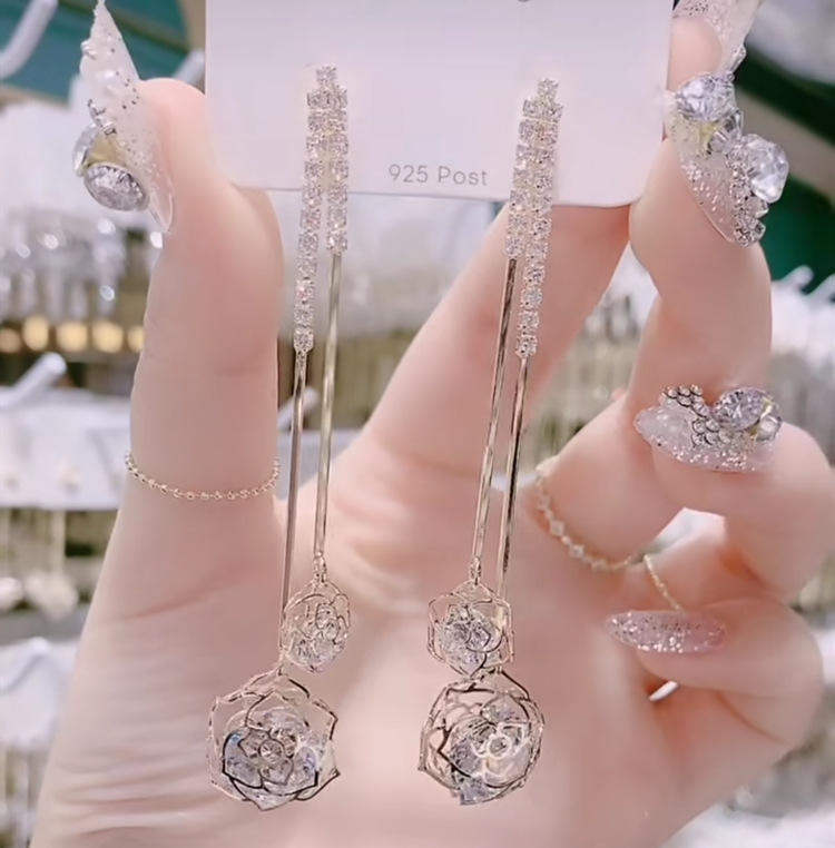 玫瑰花锆石耳环