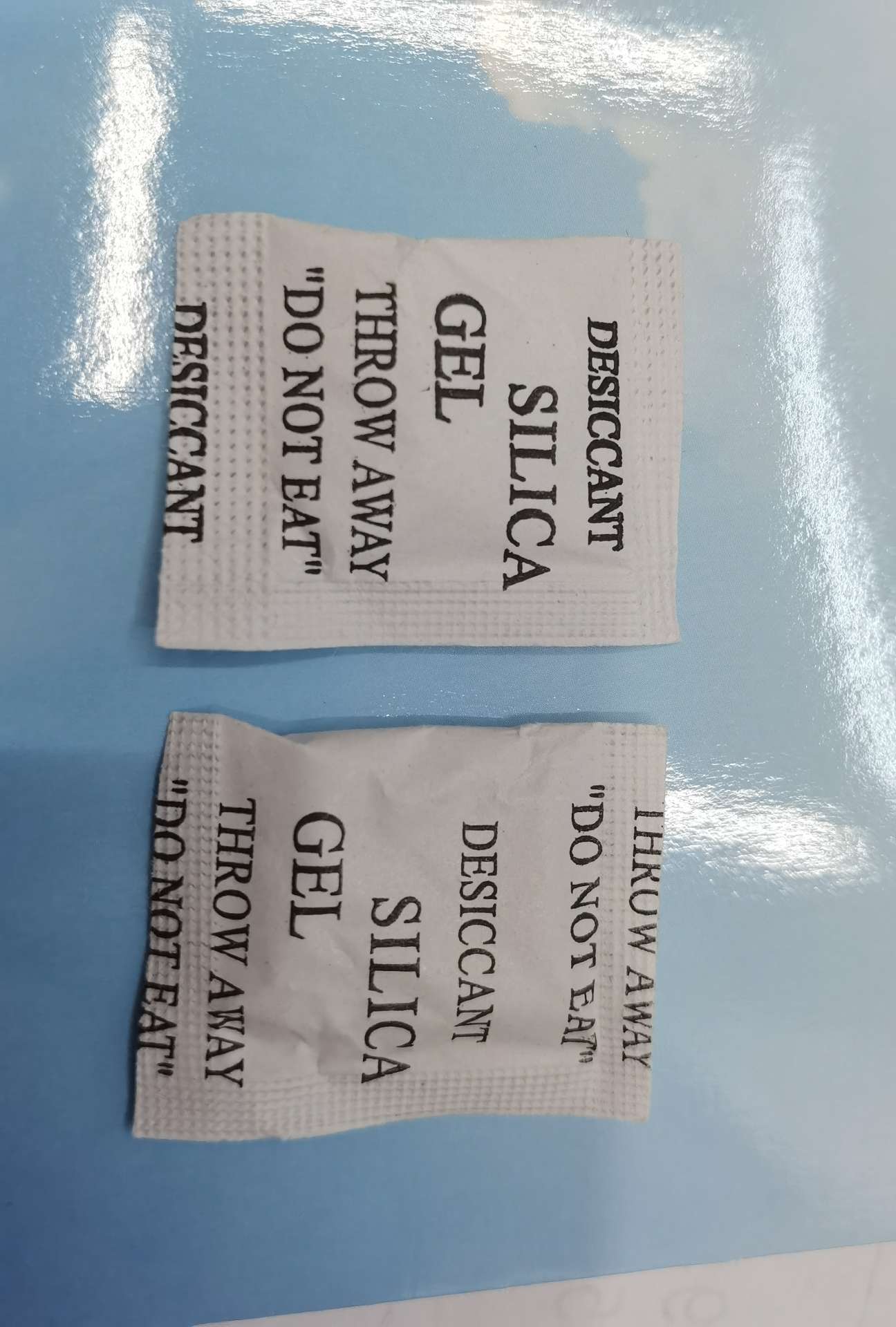硅胶，矿物干燥剂。1克，2克，5克，10克可以按客户要求定做。