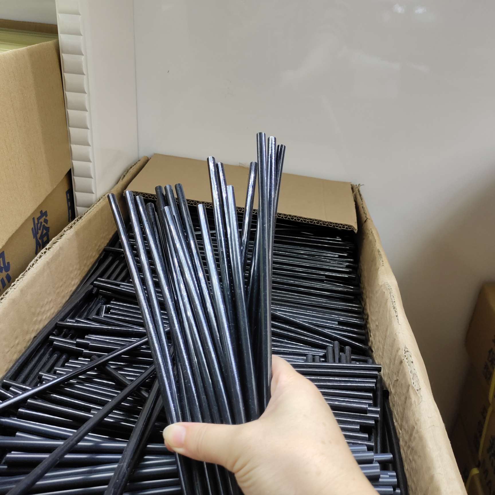 A box of 20 kilograms of black hot melt adhesive sticks, 7mm*270mm, 7mm*190mm, black adhesive strips Specification image