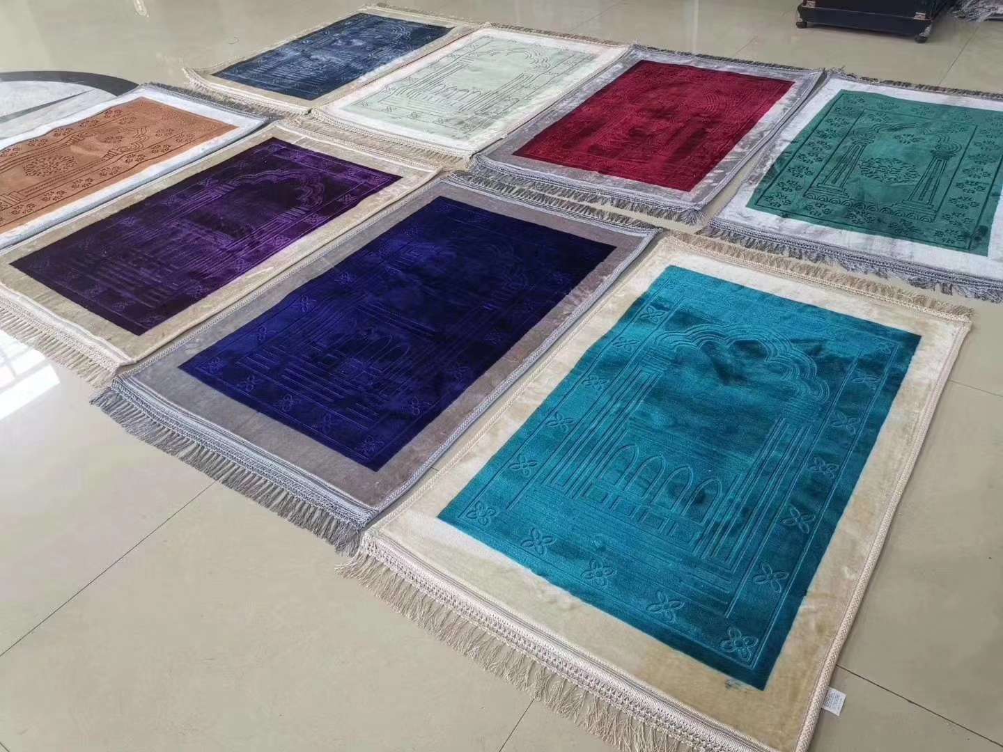 The bedding is a Muslim-patchwork solid-color prayer carpet Specification image