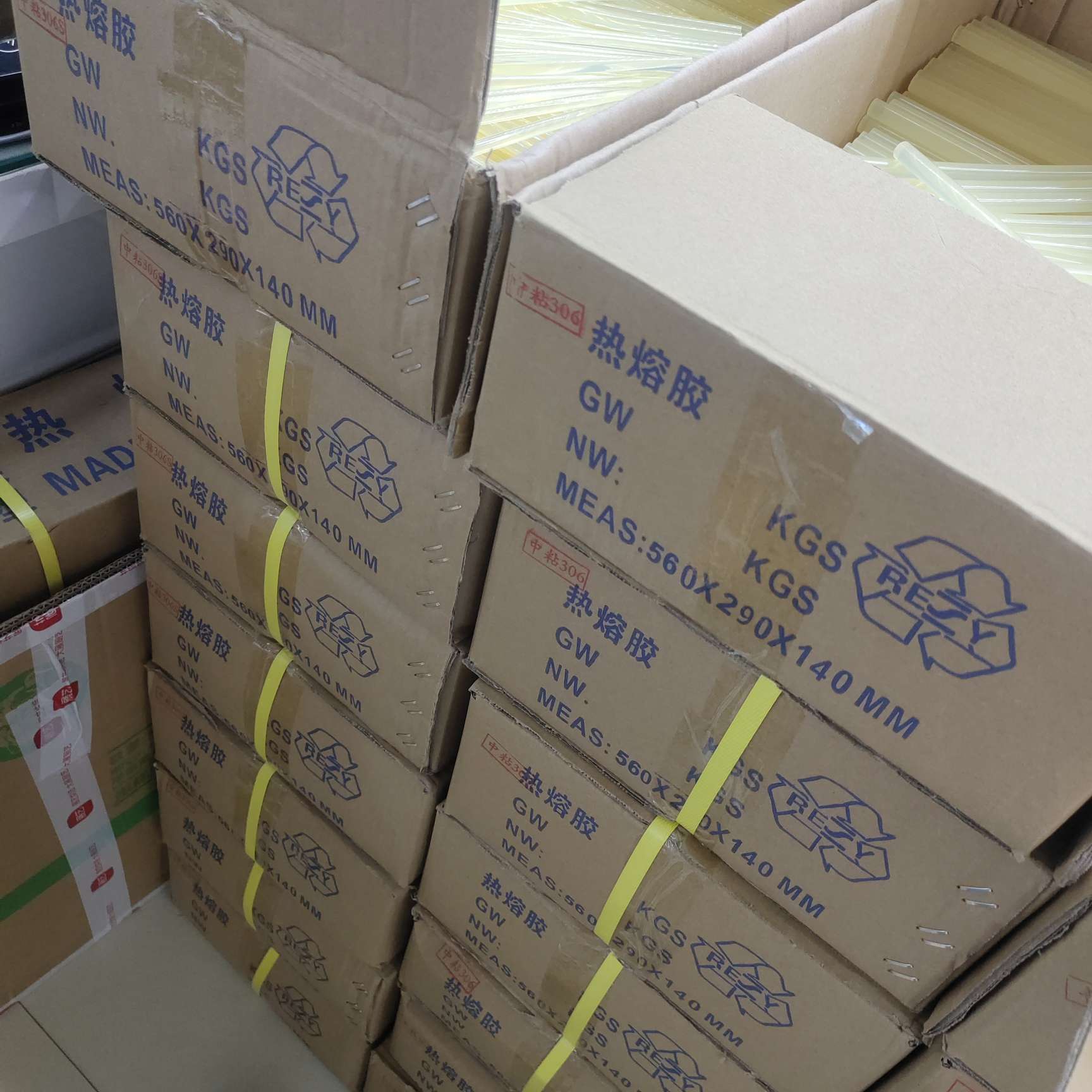 Transparent hot melt adhesive sticks, white adhesive strips, 7mm and 11mm, adhesive strips, glue guns wholesale factory direct sales, available in stock and custom-made. Orders starting from 500 kilograms details Picture