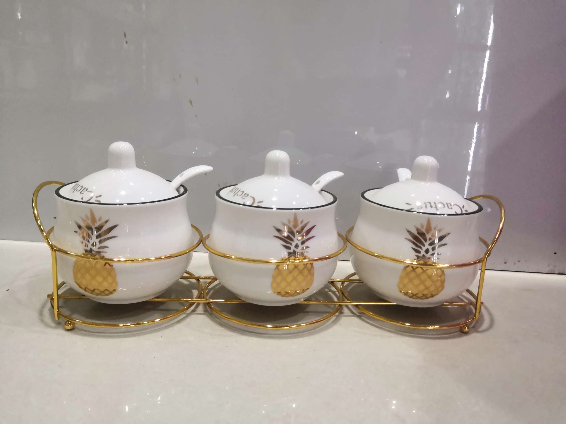Dingmei Ceramic Gold Sticker Frame Set Three-seasoning Jar, new season model, factory direct sale, in stock direct sale Application Scenario