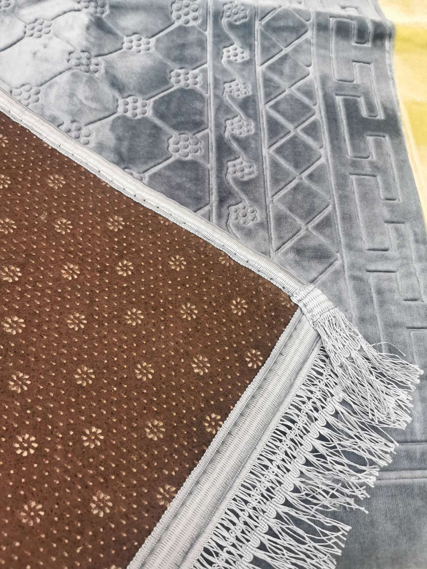 The bedding is a Muslim-patchwork solid-color prayer carpet Item Picture