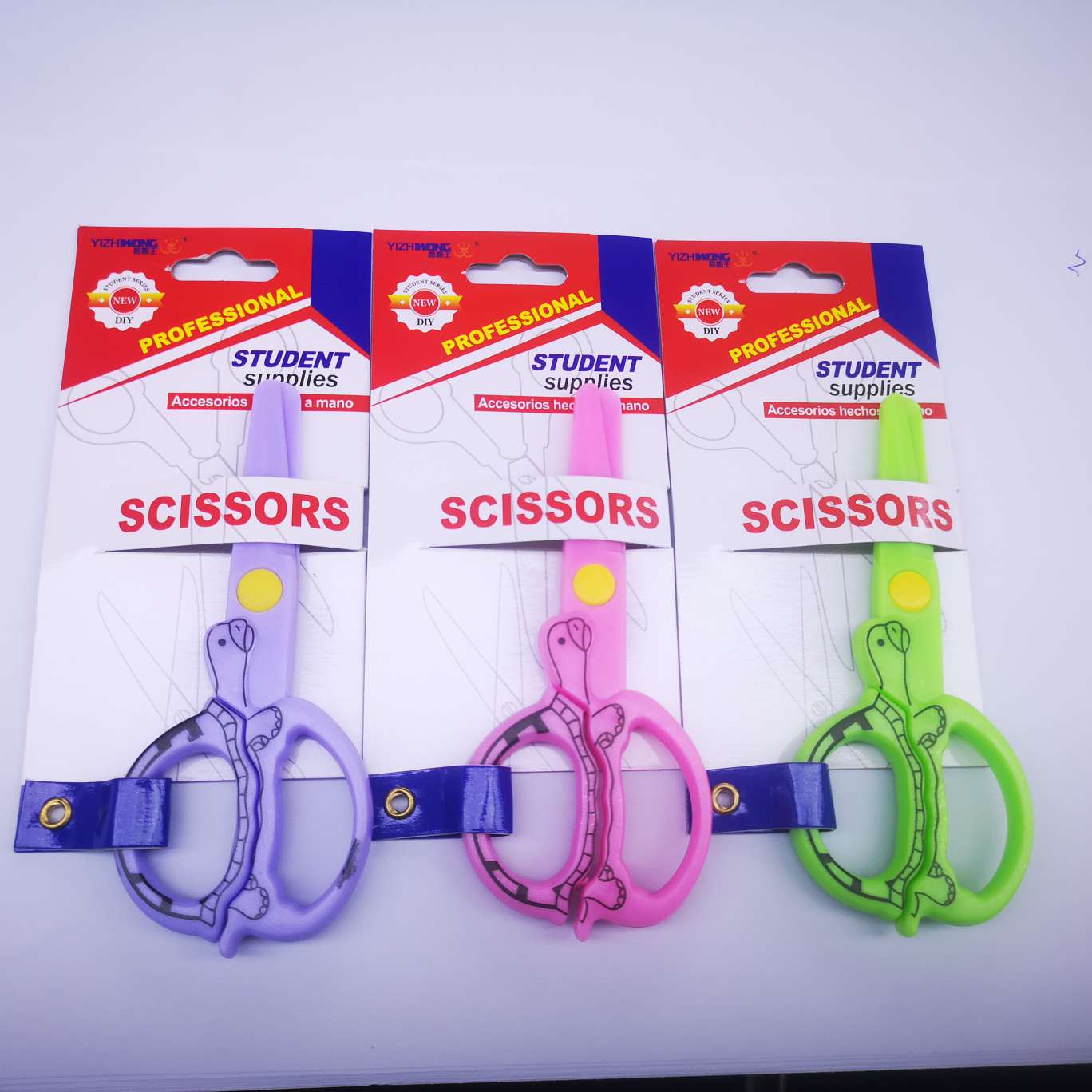 益智王7017D钉卡剪刀，24个一盒，每盒混色，产品尺寸12.2*5.2白底实物图