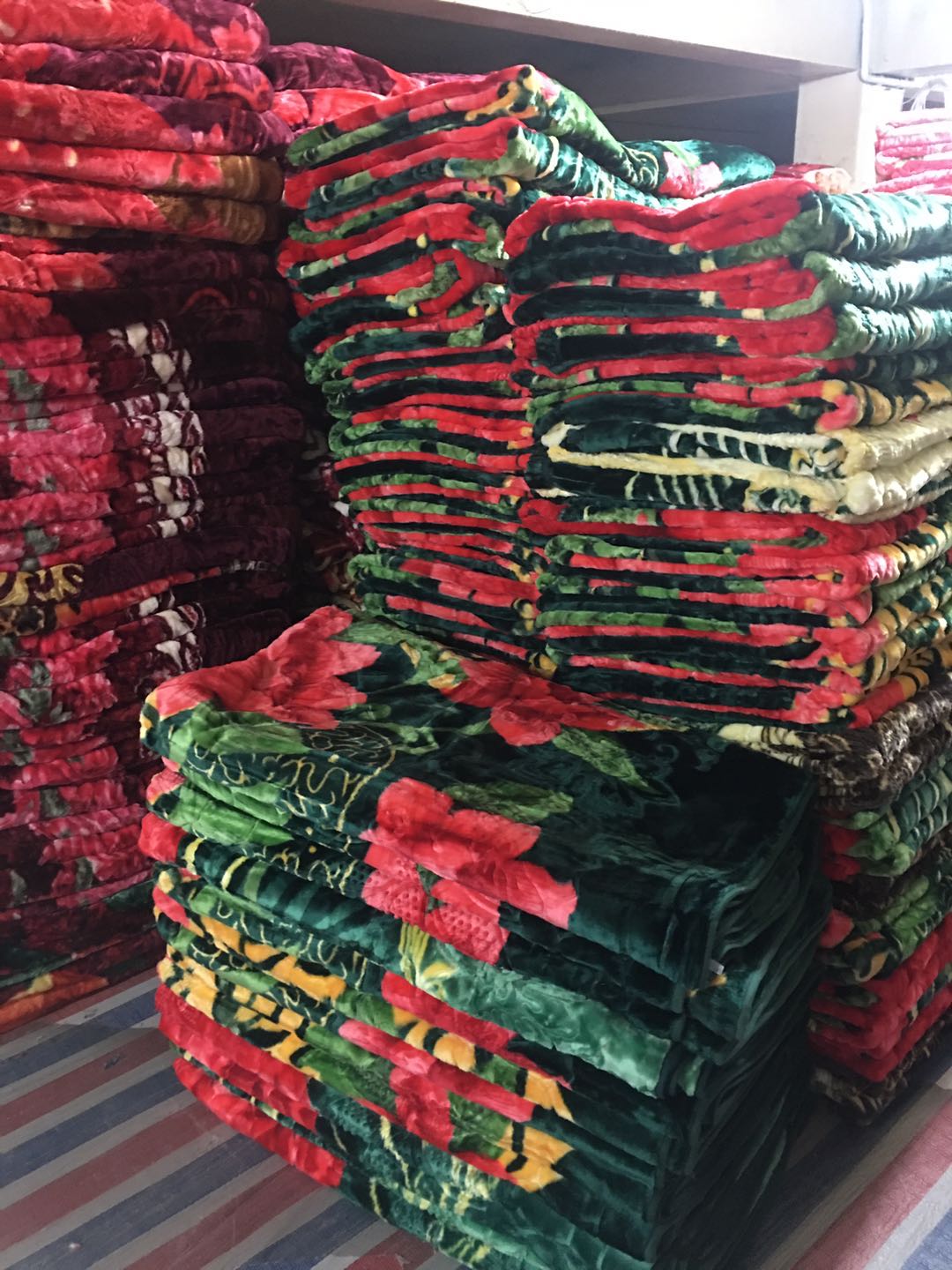 The foreign trade inventory is 4 to 4.5 kilograms of single-layer Raschel embossed blankets undefined