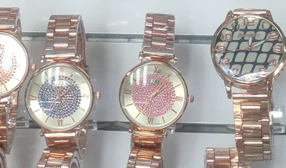 A classic chain ball best-selling watch with a trendy and elegant style