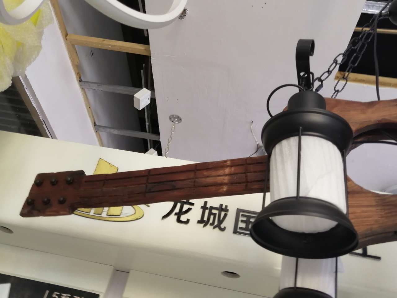 Selected best-selling modern guitar-shaped chandelier 6062/6 details Picture