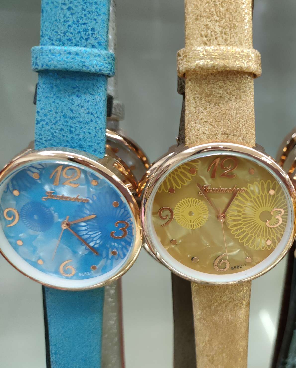 A multi-color fashionable bestseller of gear disc watches