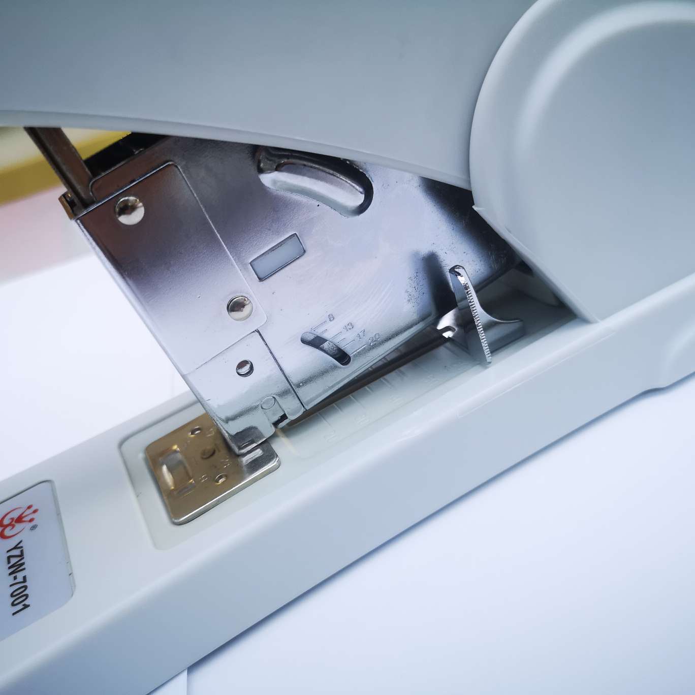 Yizhiwang 7001 heavy-duty machine, can be customized with paper ranging from 30 to 210, suitable for 23/6 to 23/24 nails, product size 37.5*8.5*17.5 Application Scenario