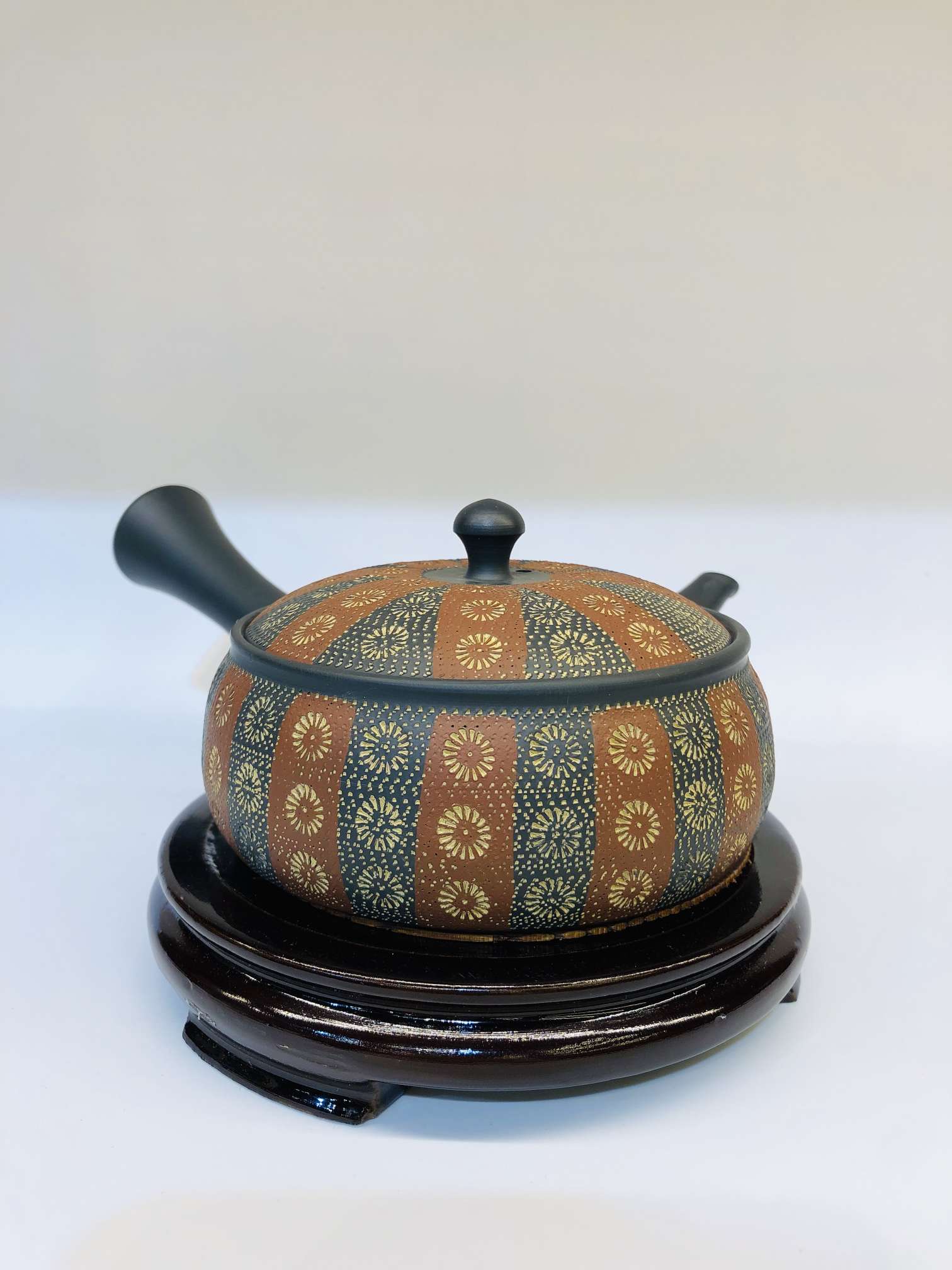 日本常滑烧輝之窑（矶部輝之）
平型印花侧把急须壶
实际重量请咨询