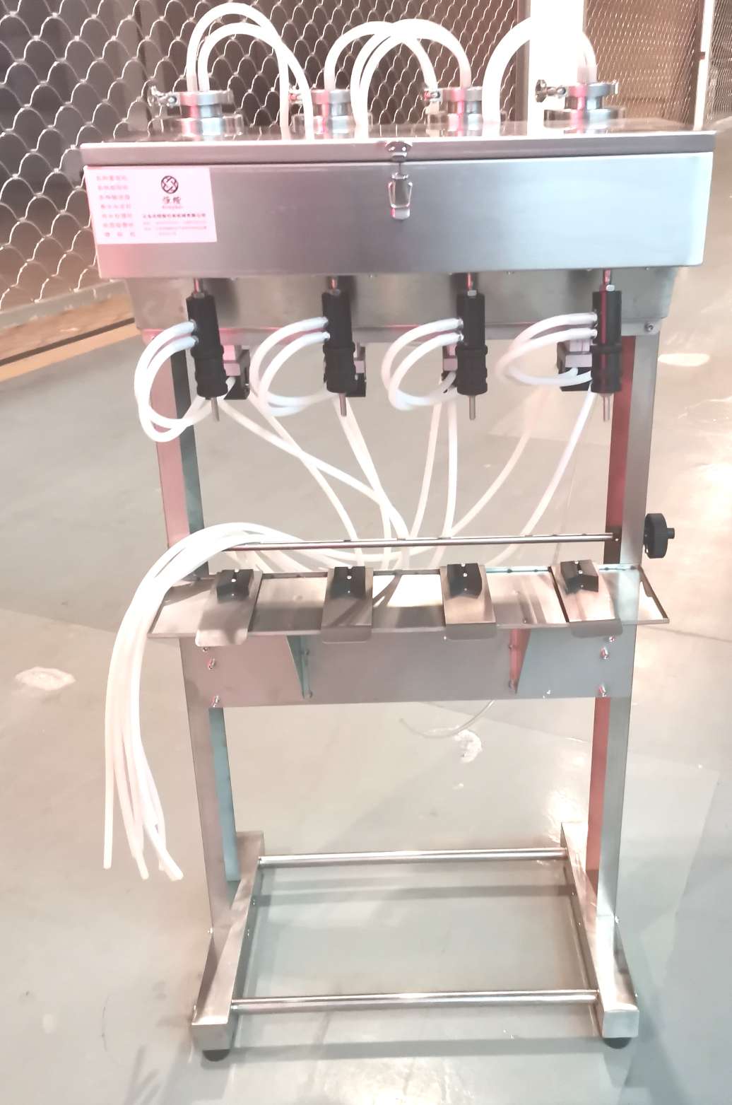The old water-based four-head filling machine of Hengkai Packaging Machinery is of high quality and low price, and operates with integrity Item Picture
