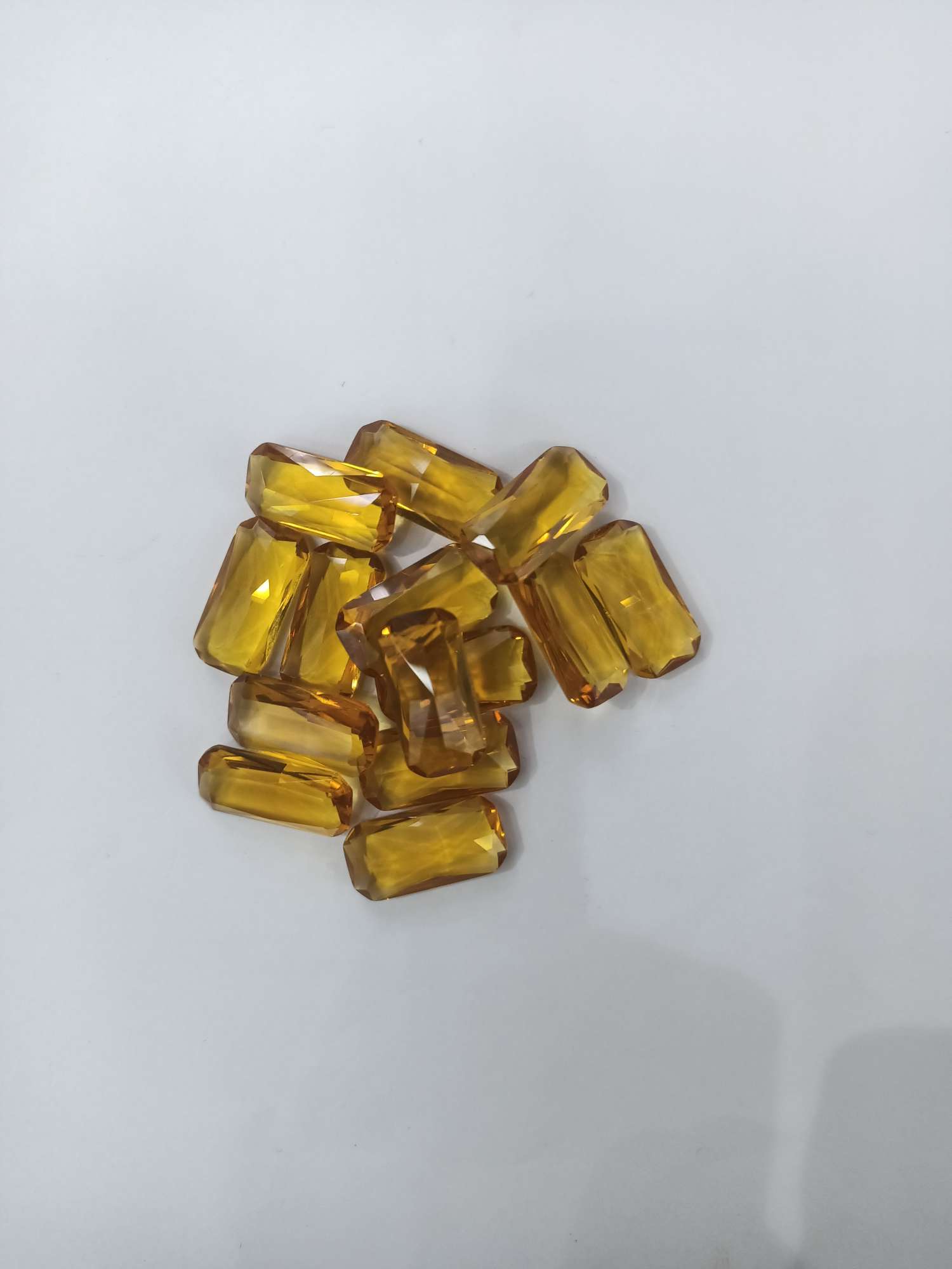 长方形黄色锆石