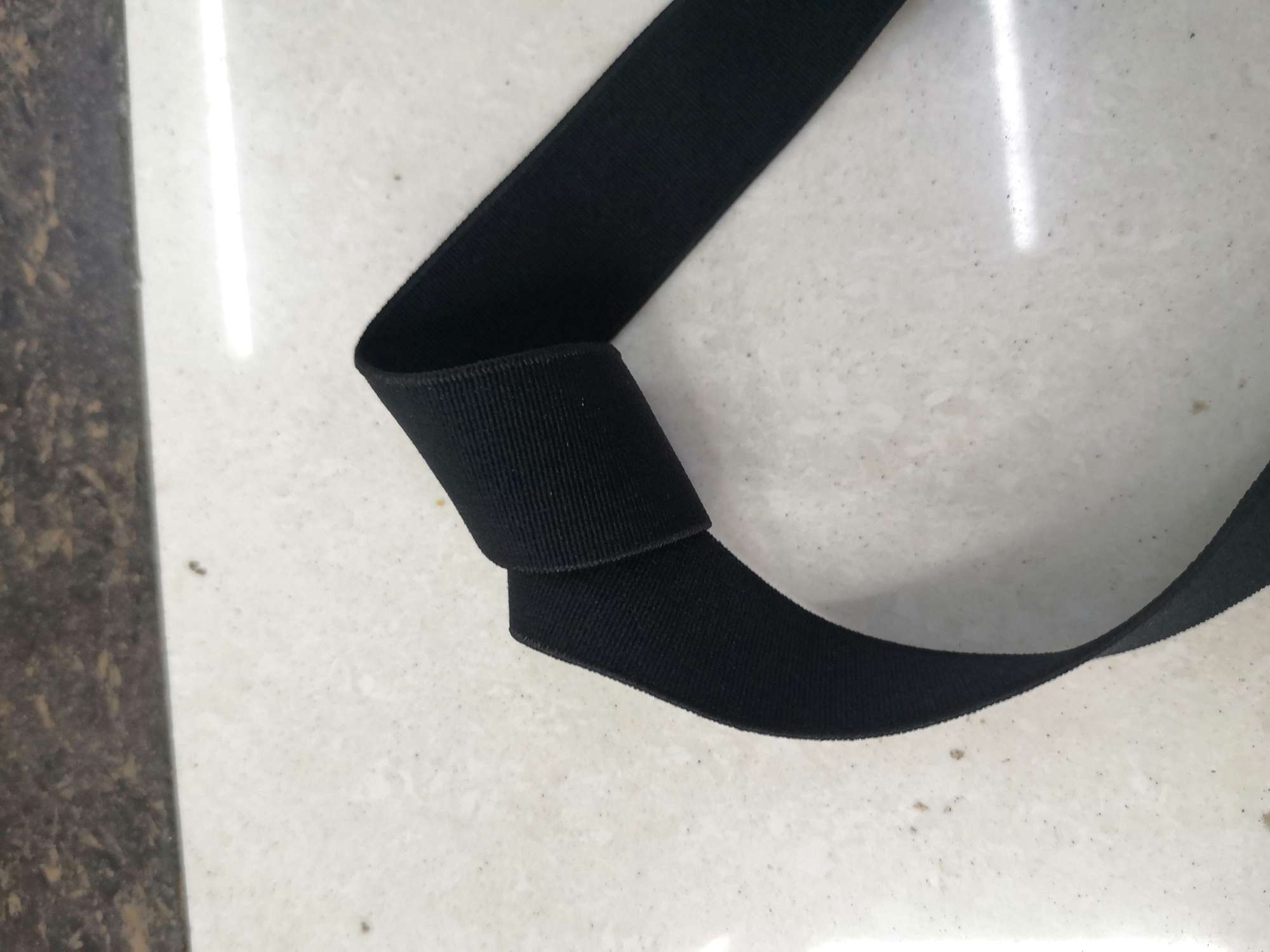 Straight-line hosiery straps details Picture