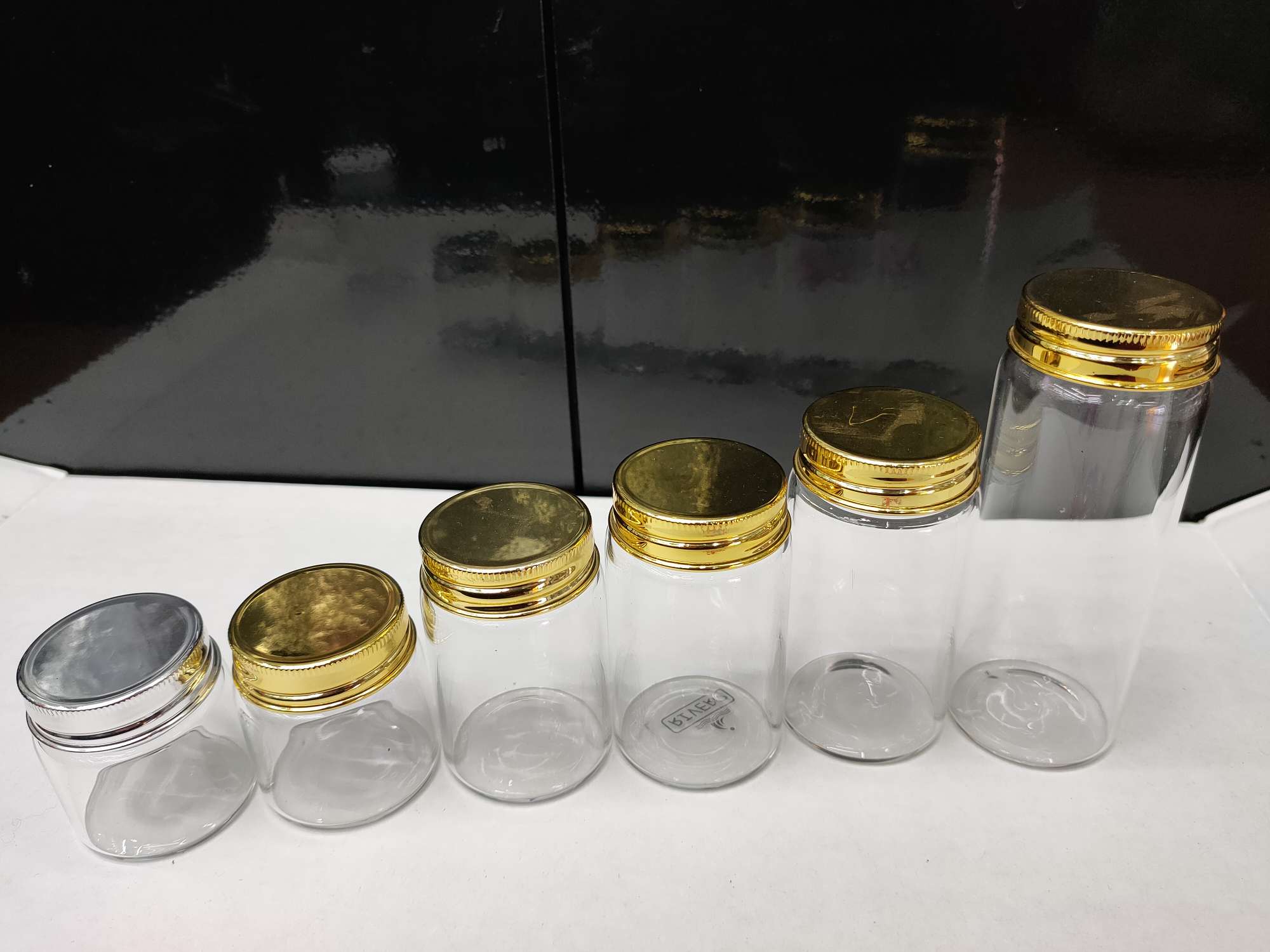 金色盖玻璃瓶