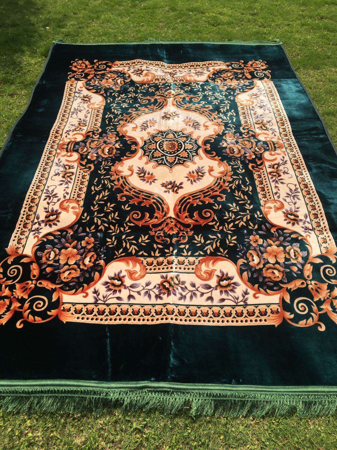 The bedding is a Muslim-printed carpet and a prayer carpet Application Scenario