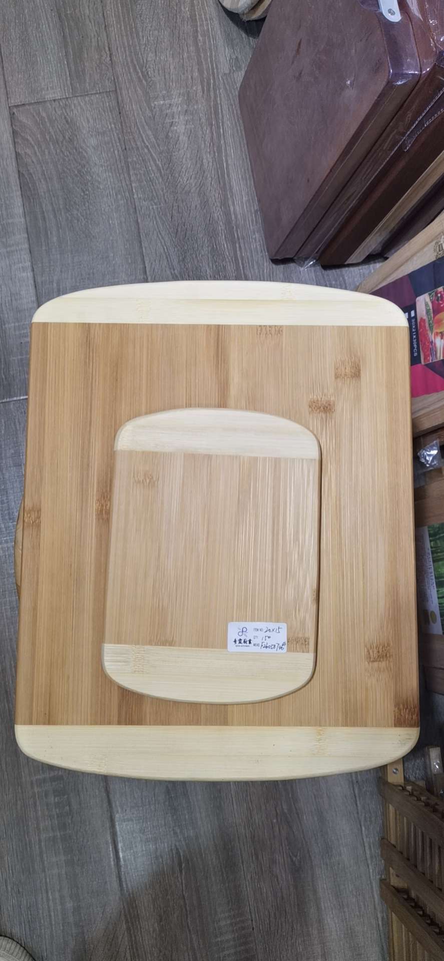 The dual-purpose bamboo cutting board can be used to cut fruits and is easy to clean undefined