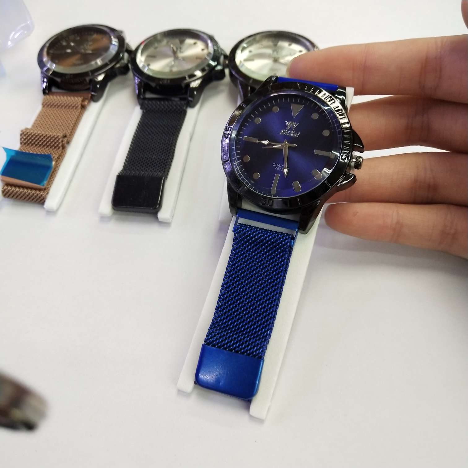 High-quality and fashionable magnetic adult watches details Picture