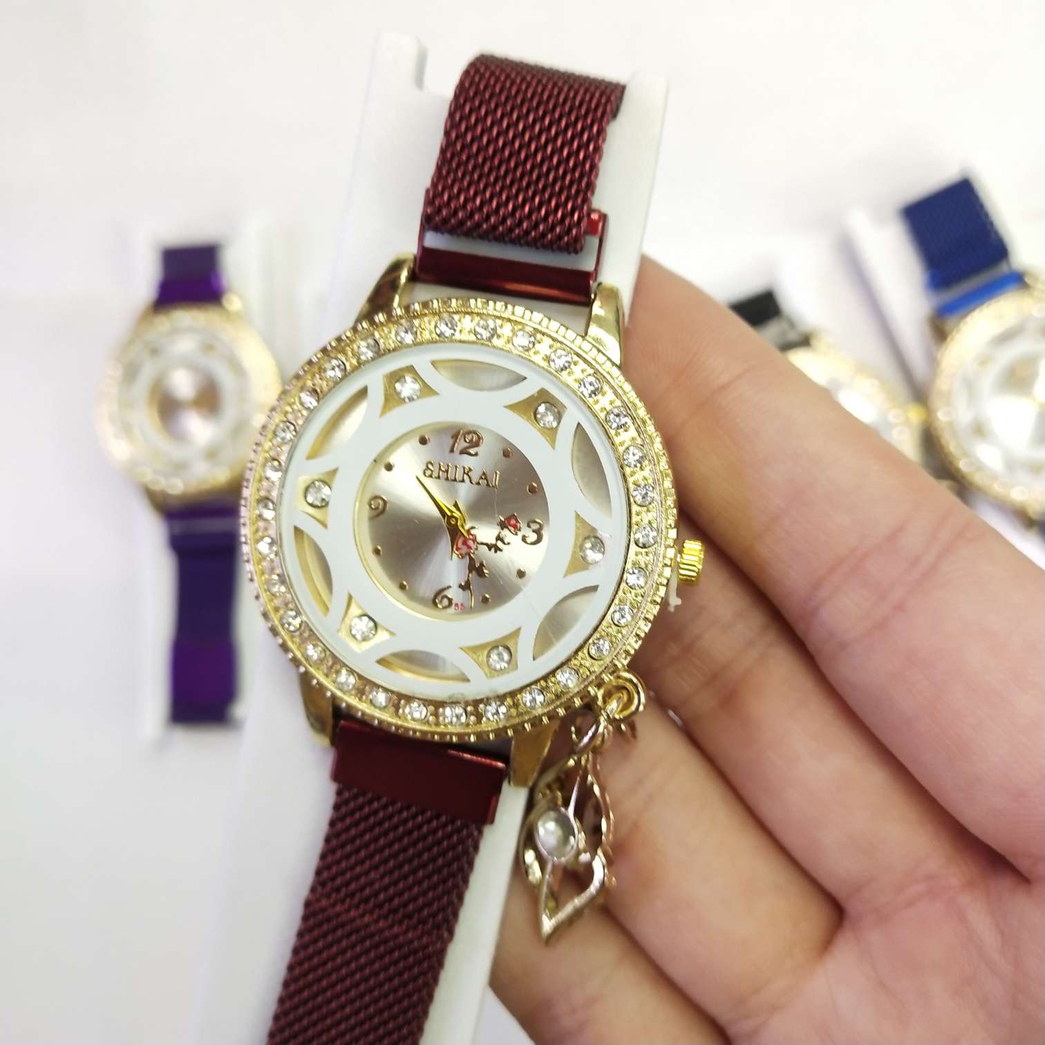 The exquisite and fashionable magnetic watch for women is cute details Picture