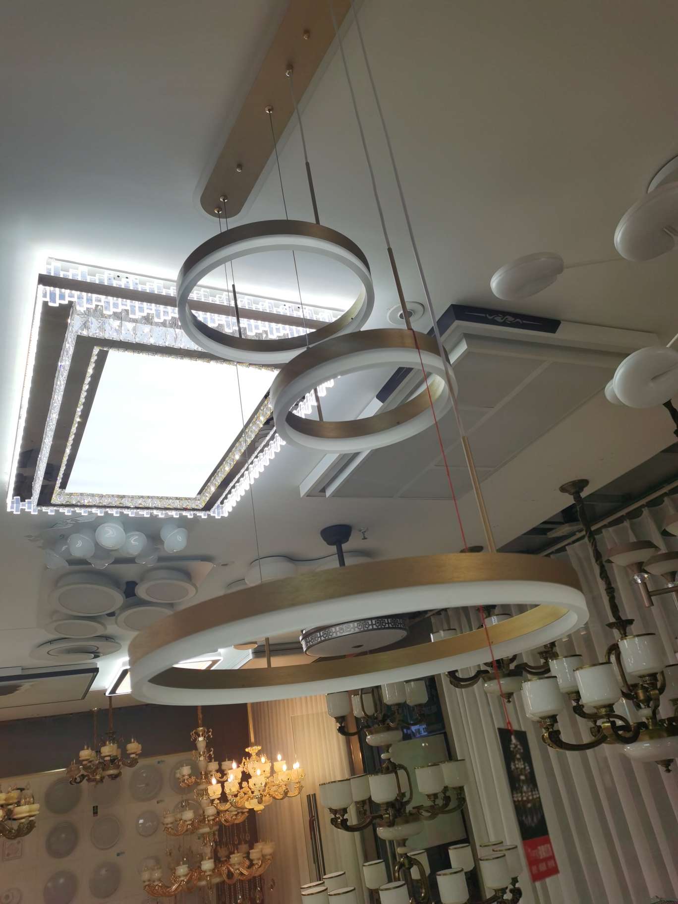 Modern chandeliers, table chandeliers, round chandeliers, and lighting fixtures for rooms, dining rooms, and living rooms are sold directly by the manufacturer Item Picture