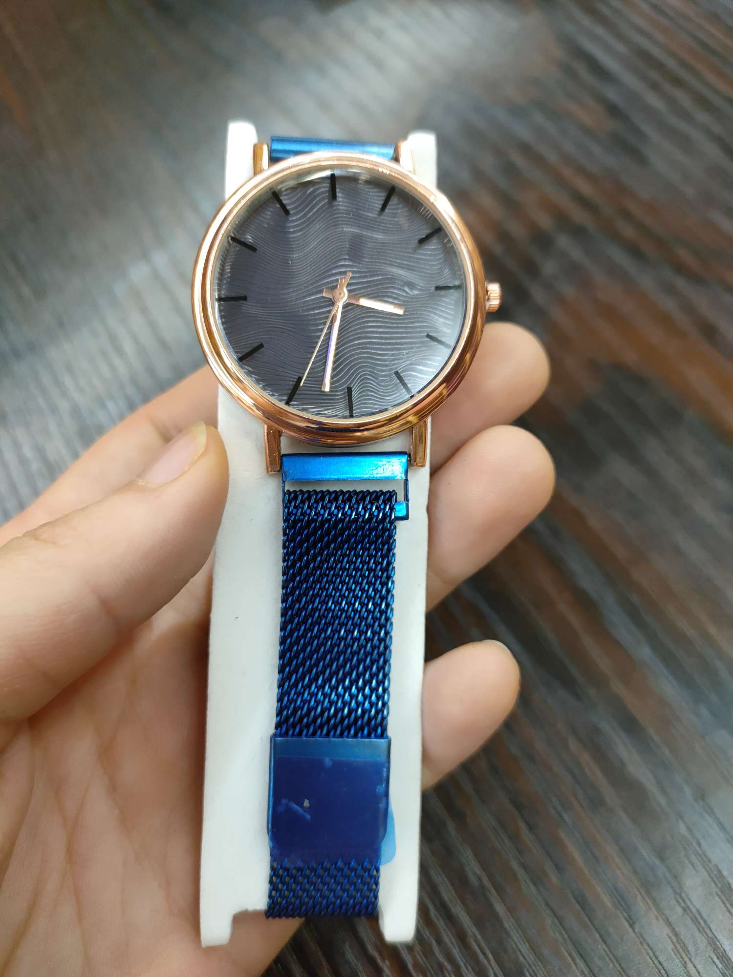 经典男士宝蓝玻璃表盘手表细节图