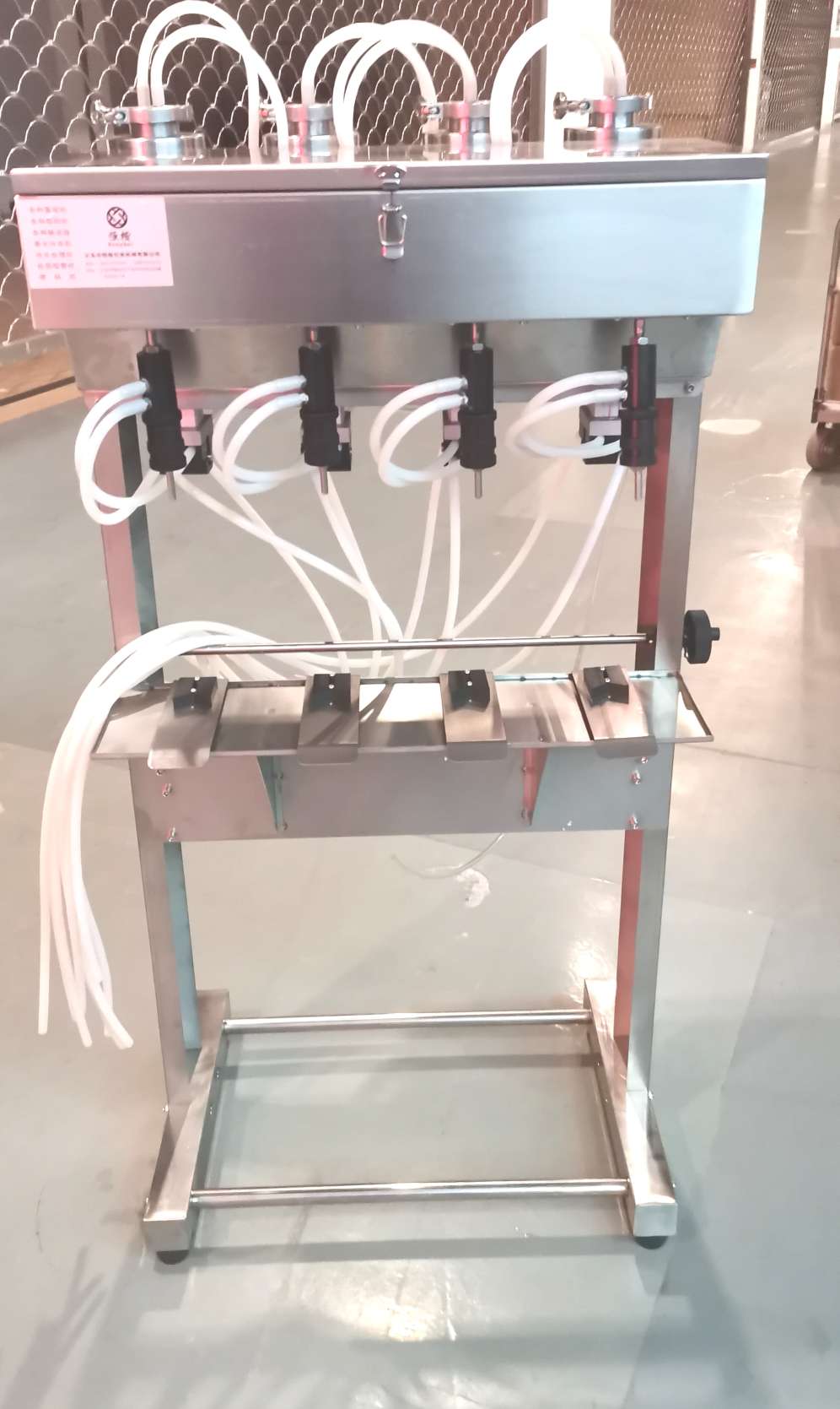 The old water-based four-head filling machine of Hengkai Packaging Machinery is of high quality and low price, and operates with integrity undefined